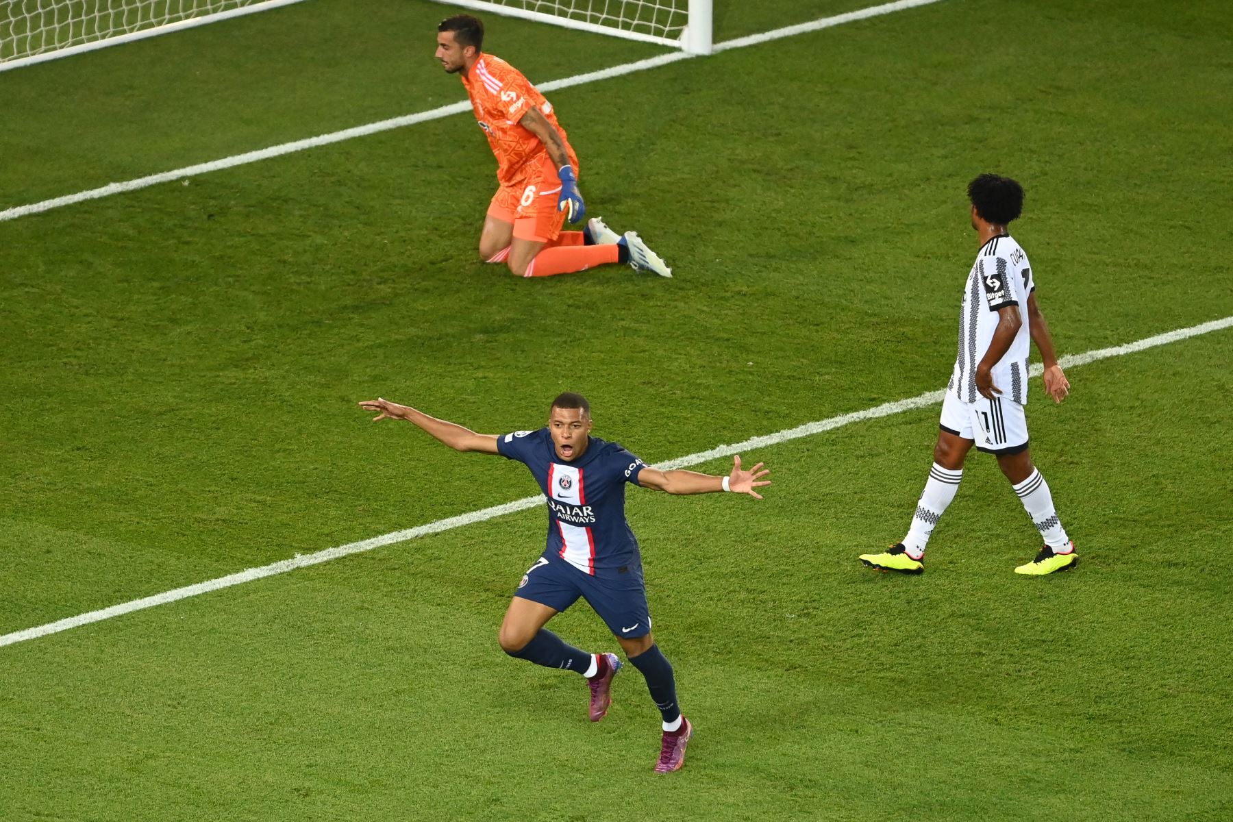 El delantero francés del Paris Saint-Germain, Kylian Mbappé, celebra marcar el gol 2-0 durante el partido de ida del grupo H de la Liga de Campeones de la UEFA entre el Paris Saint-Germain (PSG) y la Juventus en el estadio Parc des Princes de París.
Foto: AFP