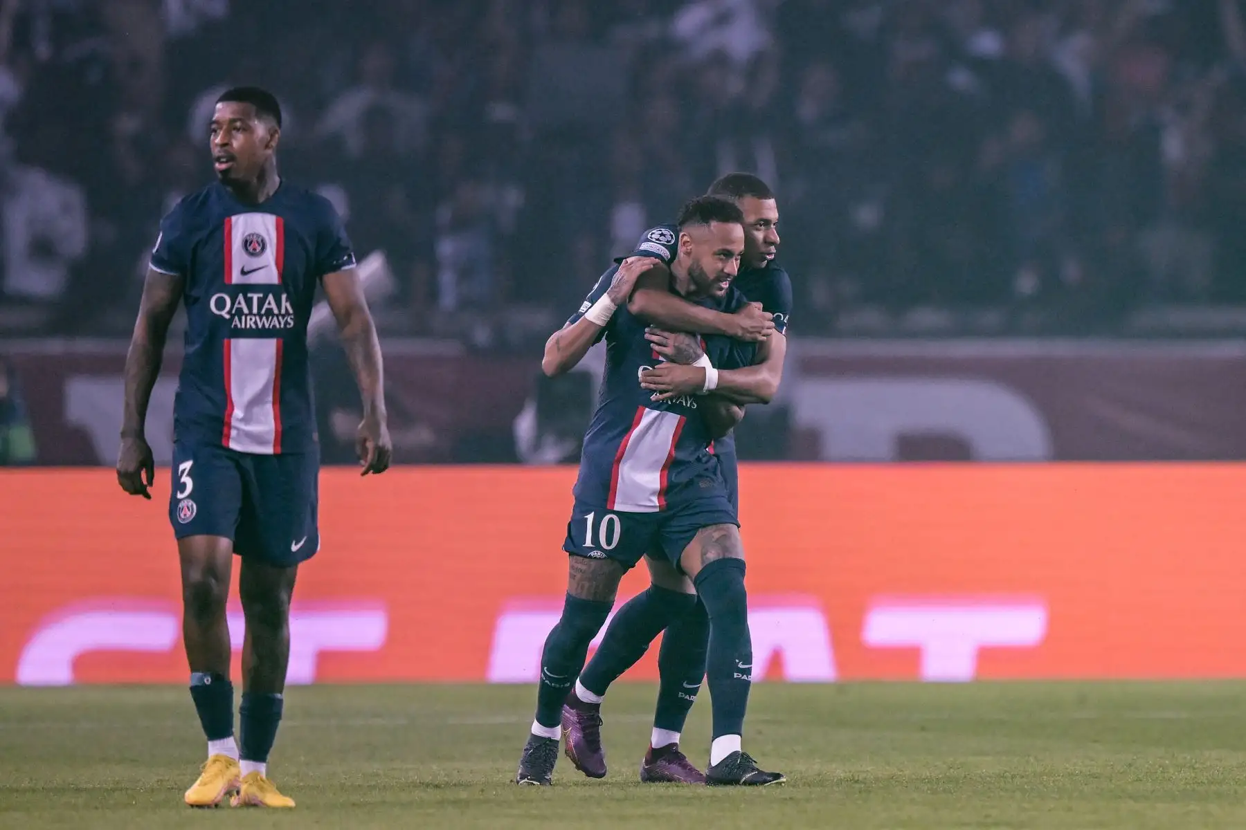 El delantero francés del Paris Saint-Germain Kylian Mbappé celebra juntos Neymar después de anotar el gol 1-0 durante el partido de ida del grupo H de la Liga de Campeones de la UEFA entre el Paris Saint-Germain (PSG) y la Juventus en el estadio Parc des Princes de París.
Foto: AFP