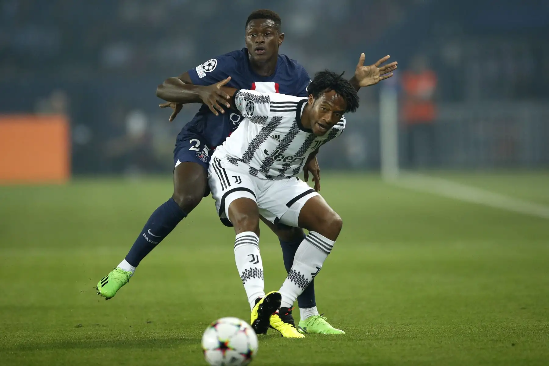 Juan Cuadrado de Juventus en acción contra Nuno Mendes de Paris Saint Germain durante el partido de fútbol del grupo H de la Liga de Campeones de la UEFA entre Paris Saint-Germain (PSG) y Juventus FC en París, Francia.
Foto: EFE