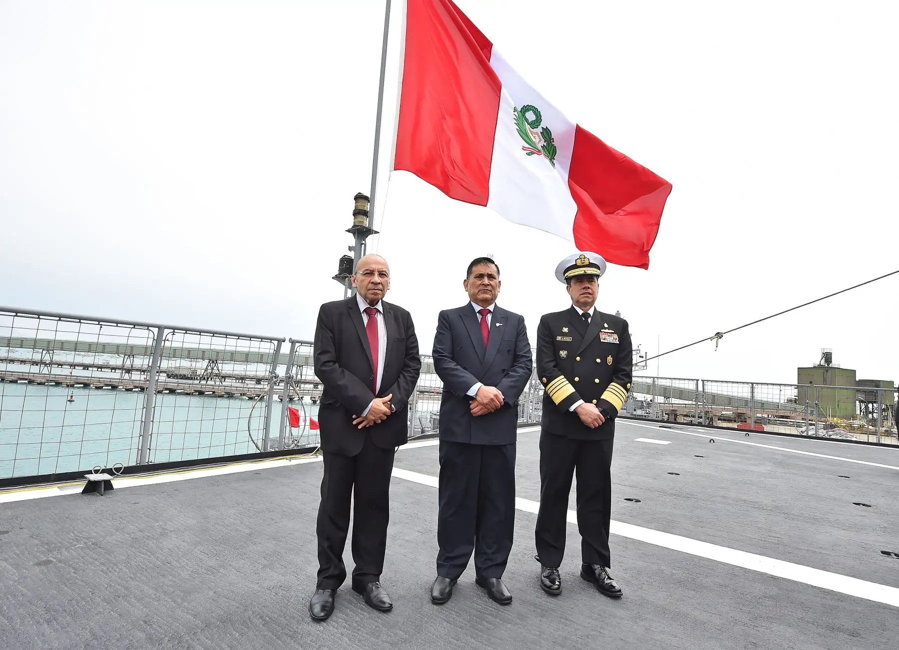 El ministro de Economía, Kurt Burneo, acompañado del ministro de Defensa, Richard Tineo, participaron hoy en la ceremonia de instalación de la mesa ejecutiva para el desarrollo de la industria naval en el Perú. 
Foto: ANDINA/MEF