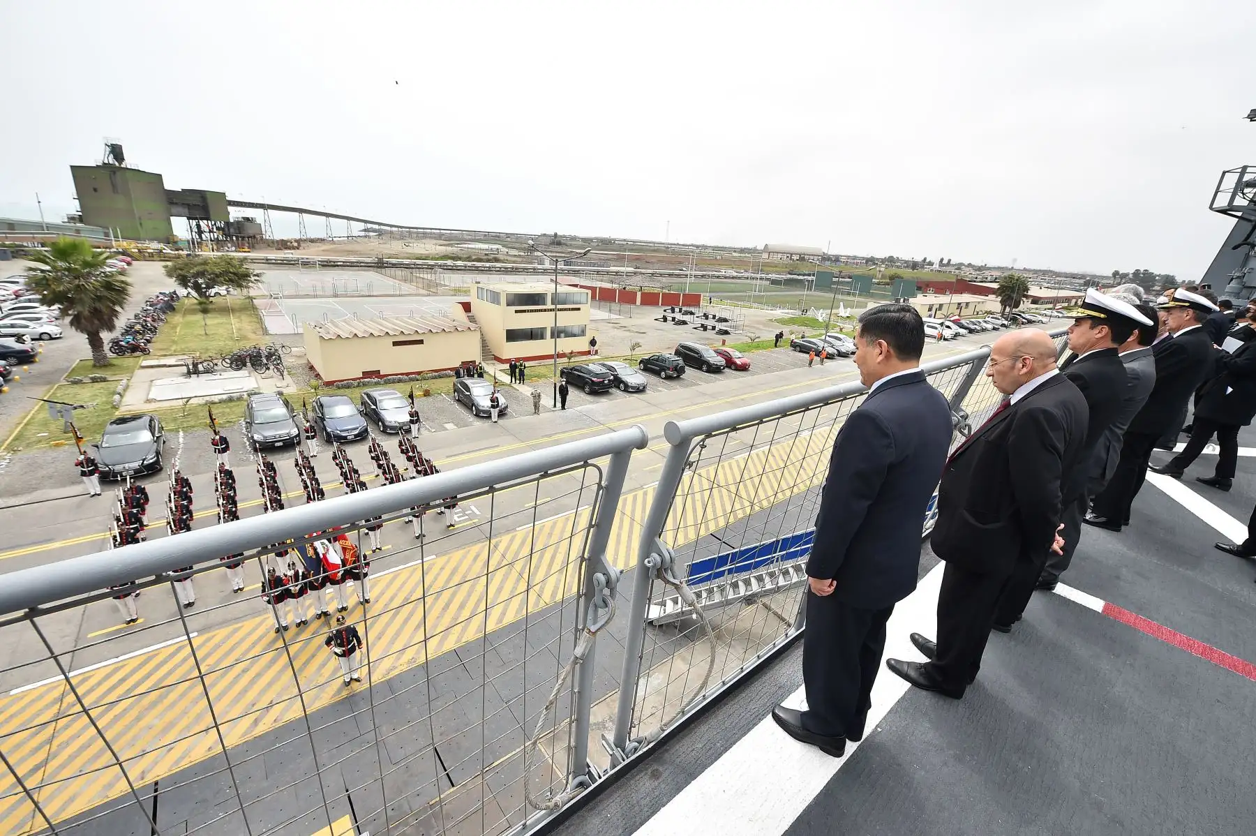 El ministro de Economía, Kurt Burneo, acompañado del ministro de Defensa, Richard Tineo, participaron hoy en la ceremonia de instalación de la mesa ejecutiva para el desarrollo de la industria naval en el Perú. 
Foto: ANDINA/MEF