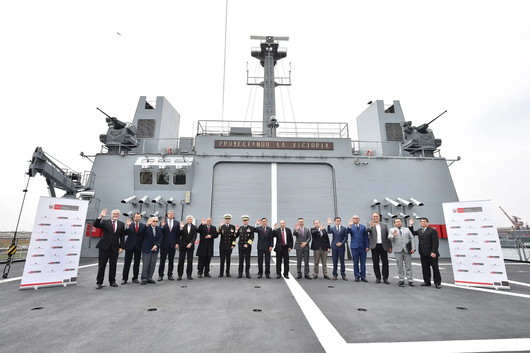 El ministro de Economía, Kurt Burneo, acompañado del ministro de Defensa, Richard Tineo, participaron hoy en la ceremonia de instalación de la mesa ejecutiva para el desarrollo de la industria naval en el Perú. 
Foto: ANDINA/MEF