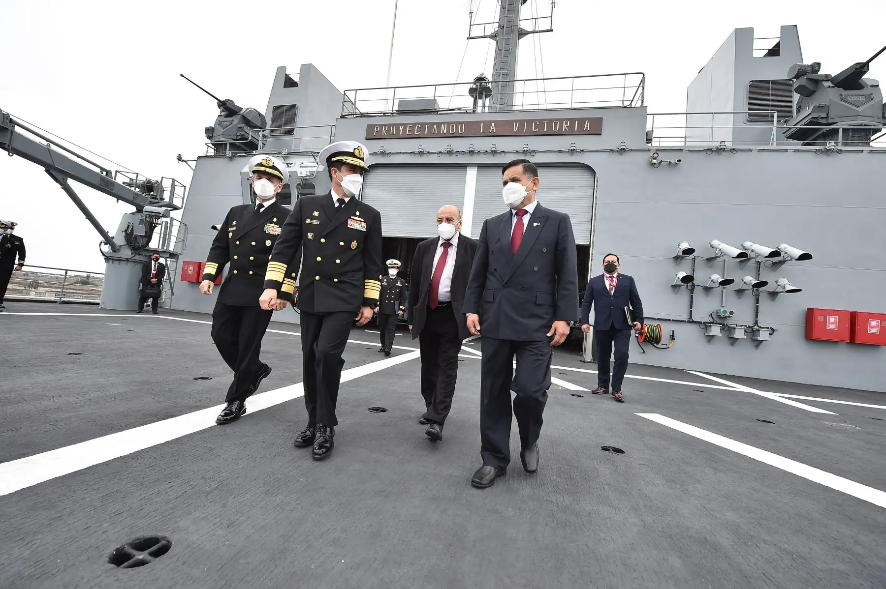 El ministro de Economía, Kurt Burneo, acompañado del ministro de Defensa, Richard Tineo, participaron hoy en la ceremonia de instalación de la mesa ejecutiva para el desarrollo de la industria naval en el Perú. 
Foto: ANDINA/MEF