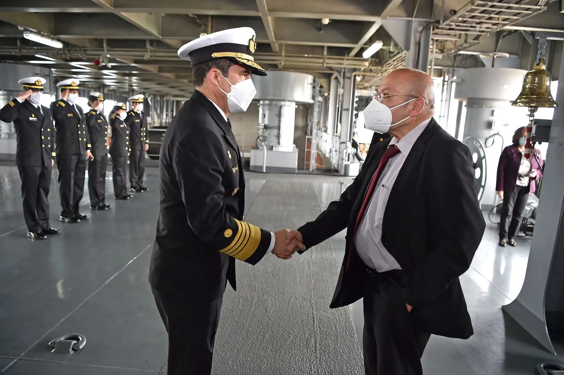 El ministro de Economía, Kurt Burneo, acompañado del ministro de Defensa, Richard Tineo, participaron hoy en la ceremonia de instalación de la mesa ejecutiva para el desarrollo de la industria naval en el Perú. 
Foto: ANDINA/MEF