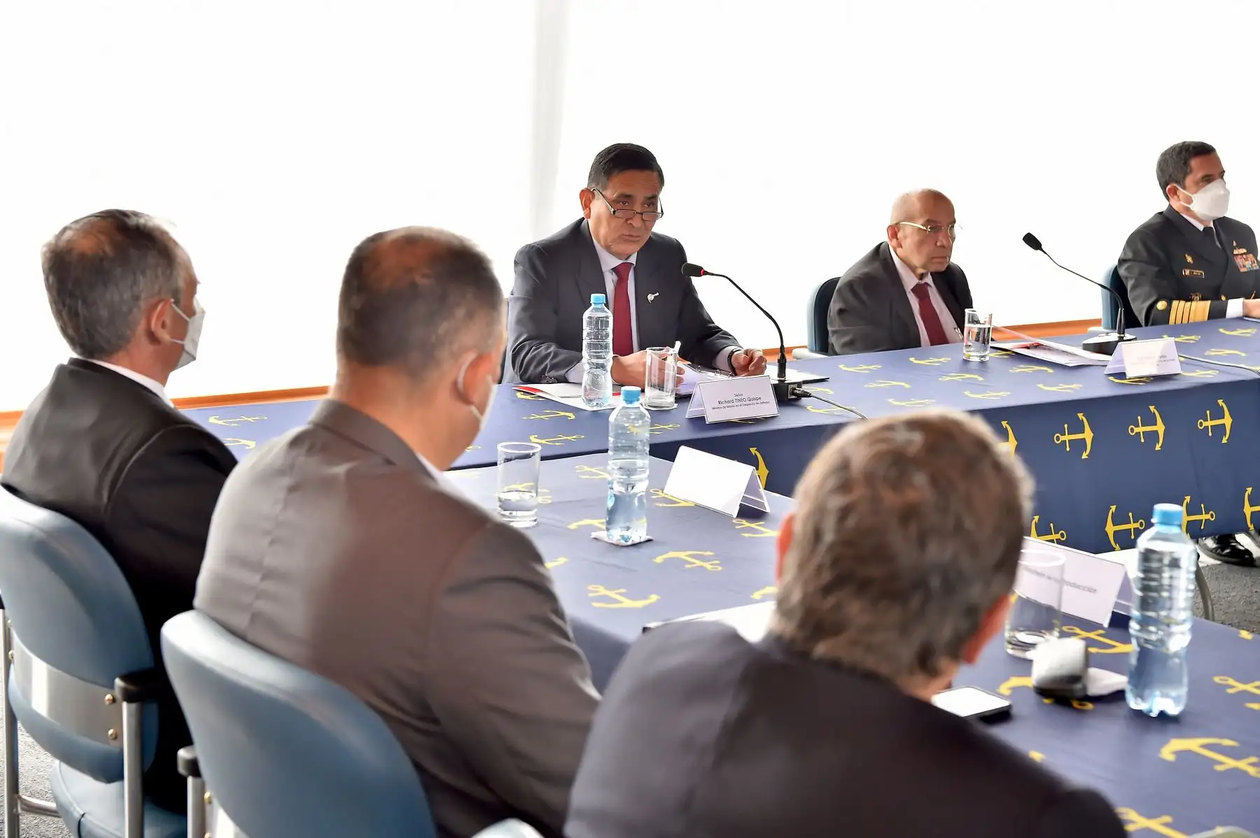El ministro de Economía, Kurt Burneo, acompañado del ministro de Defensa, Richard Tineo, participaron hoy en la ceremonia de instalación de la mesa ejecutiva para el desarrollo de la industria naval en el Perú. 
Foto: ANDINA/MEF