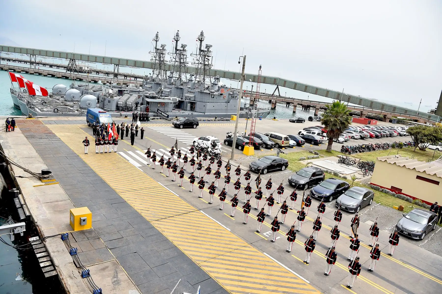 El ministro de Economía, Kurt Burneo, acompañado del ministro de Defensa, Richard Tineo, participaron hoy en la ceremonia de instalación de la mesa ejecutiva para el desarrollo de la industria naval en el Perú. 
Foto: ANDINA/MEF