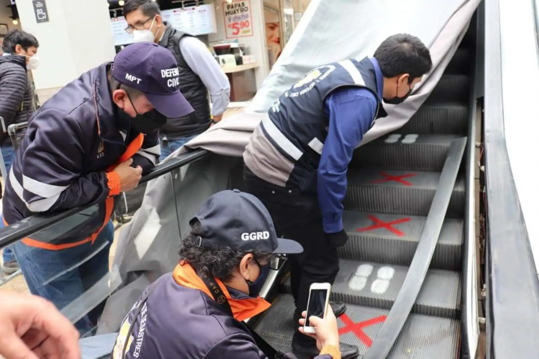 Inspectores de la municipalidad de Trujillo inhabilitaron las escaleras eléctricas de centro comercial donde resultó herido un niño de 4 años. Menor casi pierde la mano. Foto: ANDINA/difusión.