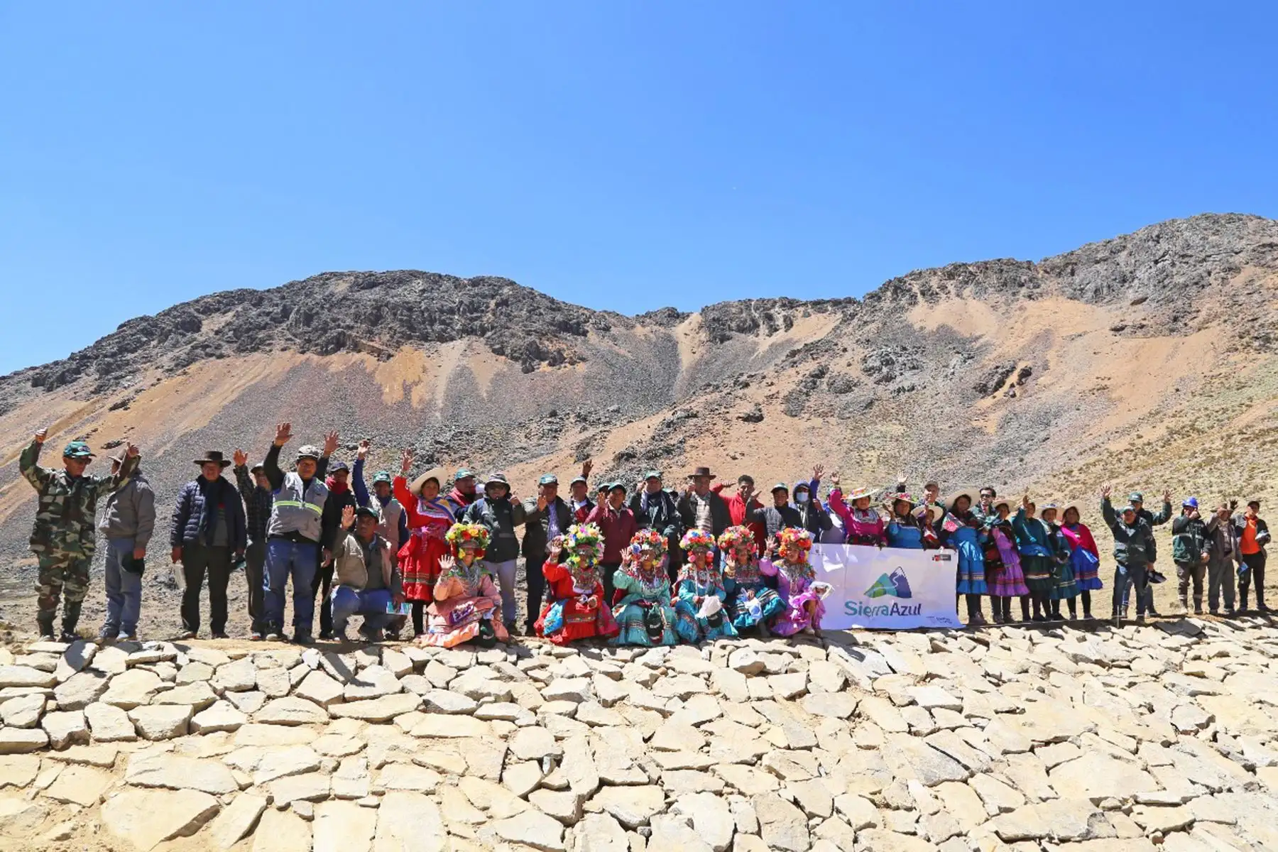 La Unidad Ejecutora Fondo SIERRA AZUL se encuentra culminando la construcción de 248 diques para qochas, 53,857 zanjas de infiltración y 29 hectáreas de reforestación en las regiones altoandinas de Ancash, Apurímac, Arequipa, Ayacucho, Huancavelica, Junín, Lima y Puno.
Foto: UEFSA