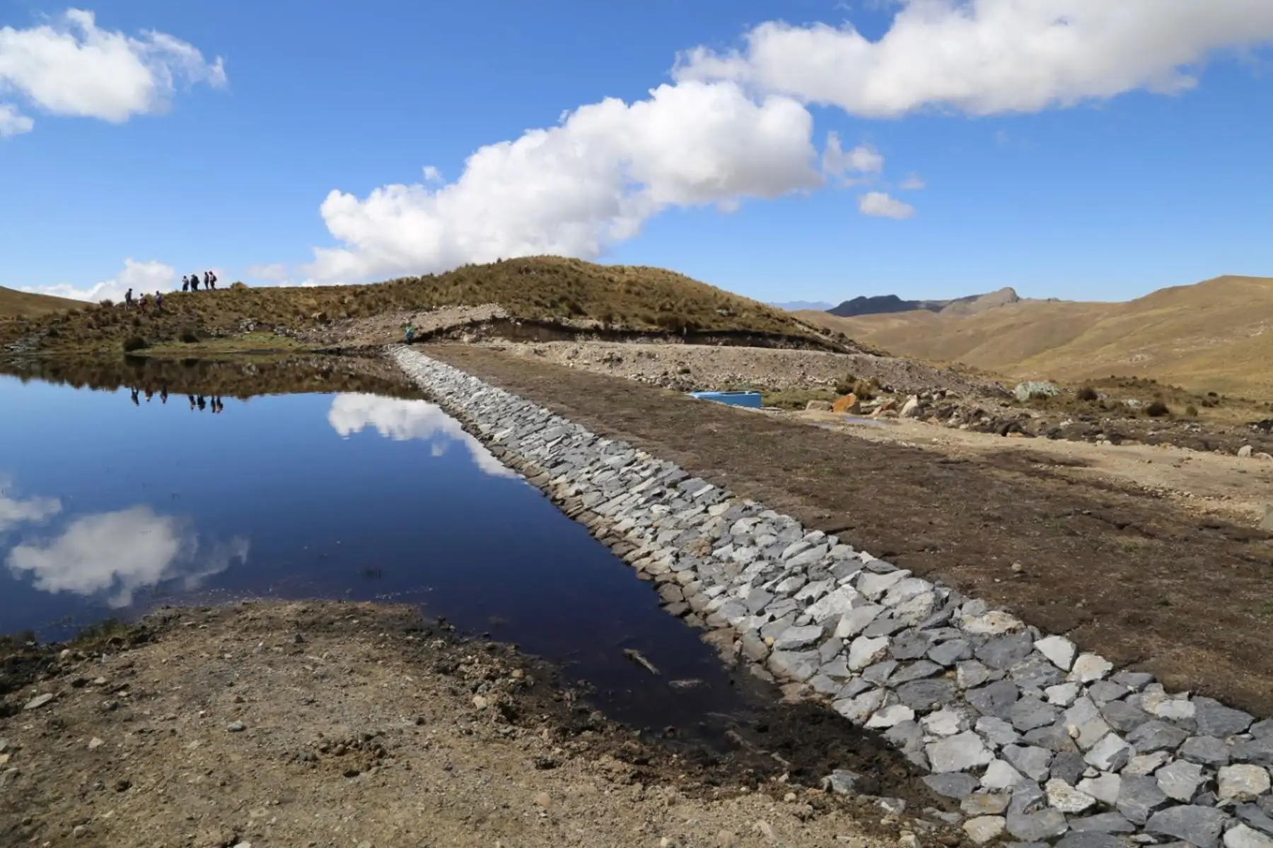 La Unidad Ejecutora Fondo SIERRA AZUL se encuentra culminando la construcción de 248 diques para qochas, 53,857 zanjas de infiltración y 29 hectáreas de reforestación en las regiones altoandinas de Ancash, Apurímac, Arequipa, Ayacucho, Huancavelica, Junín, Lima y Puno.
Foto: UEFSA