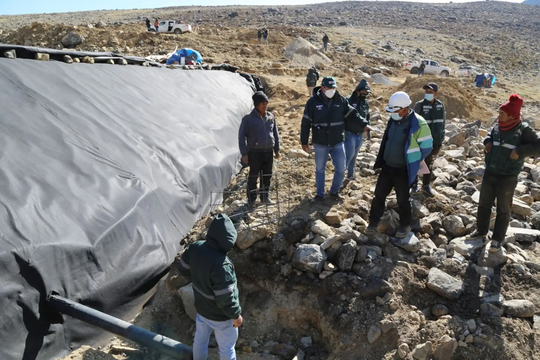 La Unidad Ejecutora Fondo SIERRA AZUL se encuentra culminando la construcción de 248 diques para qochas, 53,857 zanjas de infiltración y 29 hectáreas de reforestación en las regiones altoandinas de Ancash, Apurímac, Arequipa, Ayacucho, Huancavelica, Junín, Lima y Puno.
Foto: UEFSA
