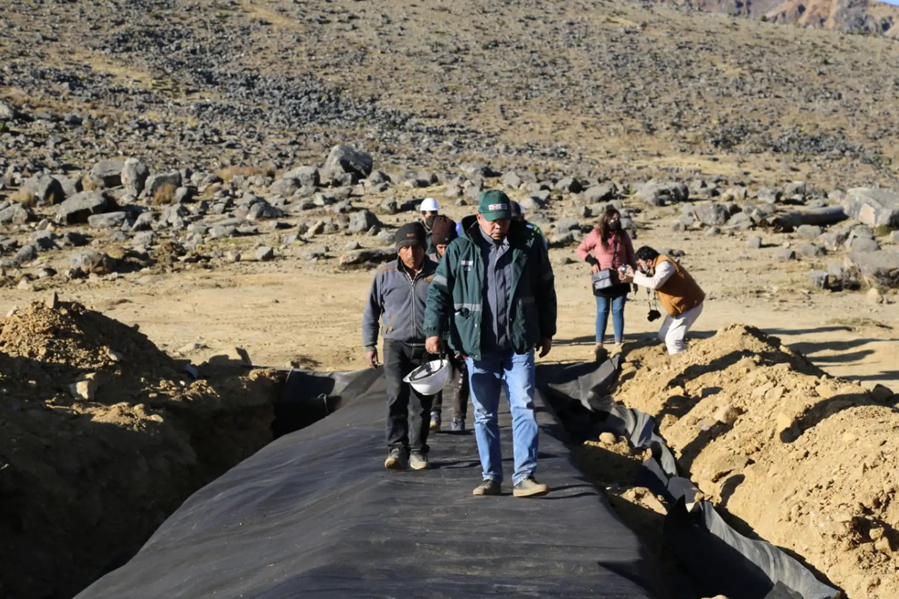 La Unidad Ejecutora Fondo SIERRA AZUL se encuentra culminando la construcción de 248 diques para qochas, 53,857 zanjas de infiltración y 29 hectáreas de reforestación en las regiones altoandinas de Ancash, Apurímac, Arequipa, Ayacucho, Huancavelica, Junín, Lima y Puno.
Foto: UEFSA