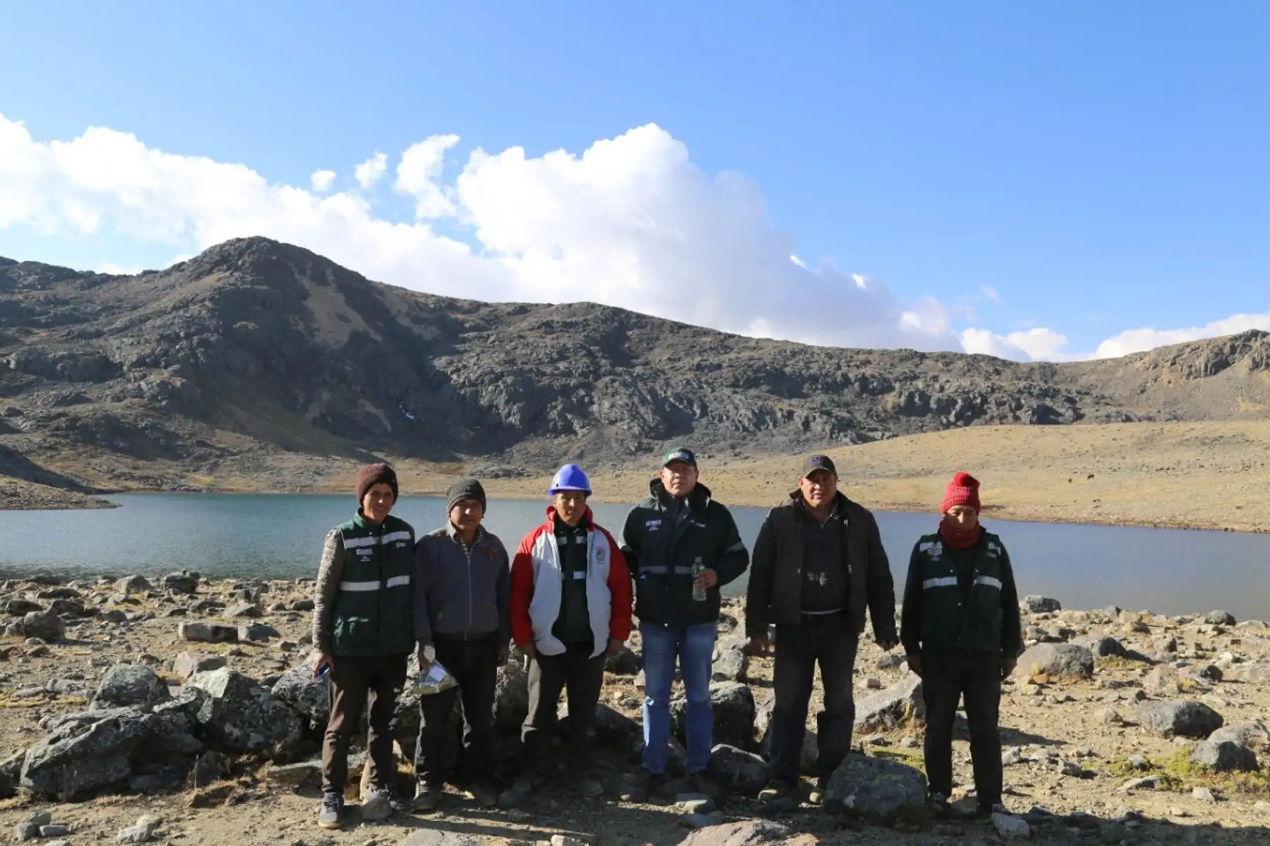 La Unidad Ejecutora Fondo SIERRA AZUL se encuentra culminando la construcción de 248 diques para qochas, 53,857 zanjas de infiltración y 29 hectáreas de reforestación en las regiones altoandinas de Ancash, Apurímac, Arequipa, Ayacucho, Huancavelica, Junín, Lima y Puno.
Foto: UEFSA