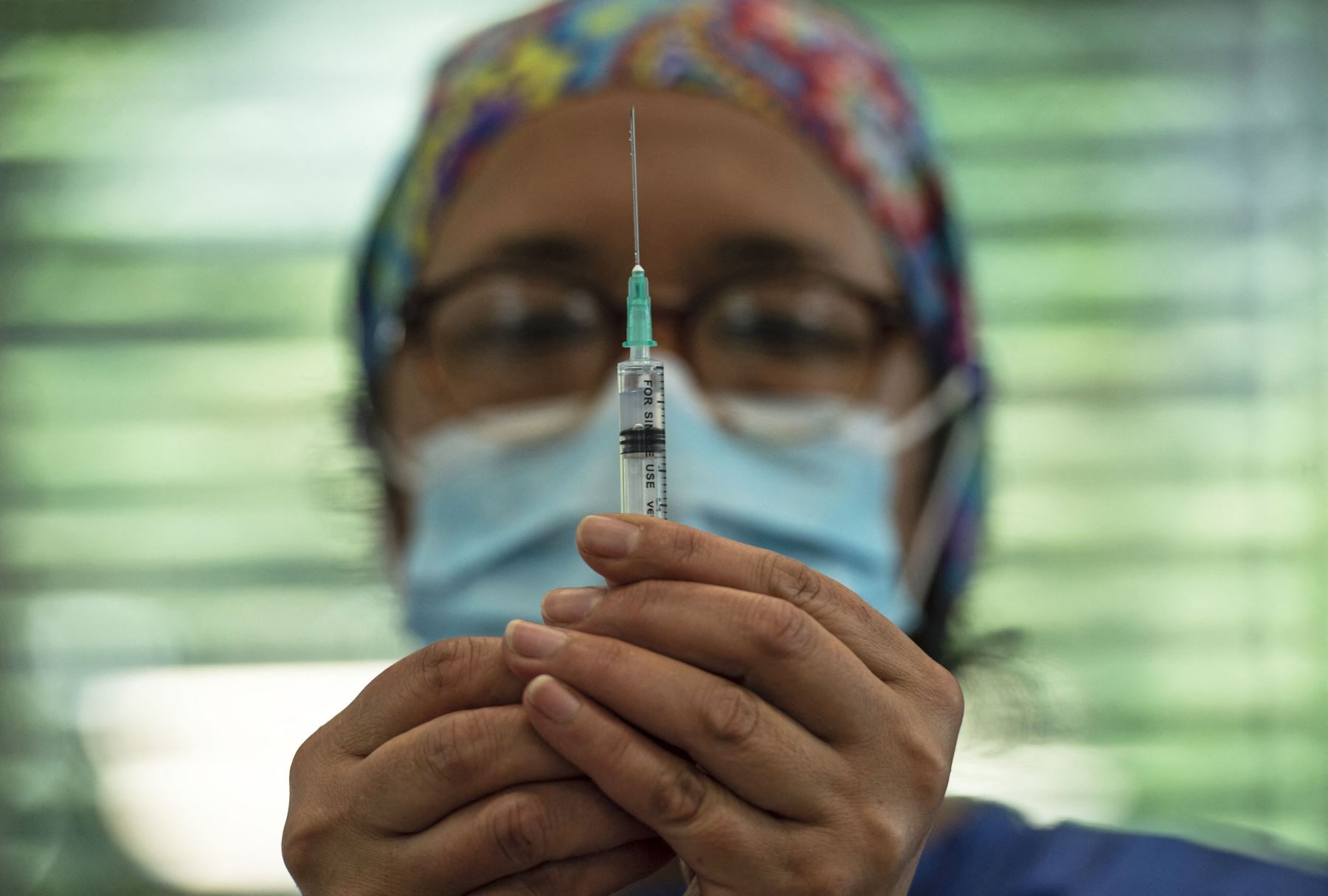 La vacuna de refuerzo de Pfizer para combatir la variante ómicron fue autorizada para los mayores de 12 años, y la de Moderna para los de 18. Foto: AFP