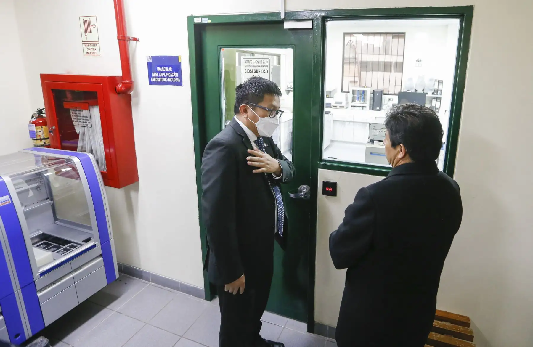 El presidente de la República, Pedro Castillo Terrones, junto al ministro de Salud, Jorge López Peña, lideró la ceremonia de entrega de 18 ambulancias donadas por Japón a las Direcciones de Redes Integradas de Salud (DIRIS) de Lima Metropolitana y al Sistema de Atención Móvil de Urgencia (SAMU). 
Foto: ANDINA/Presidencia Perú