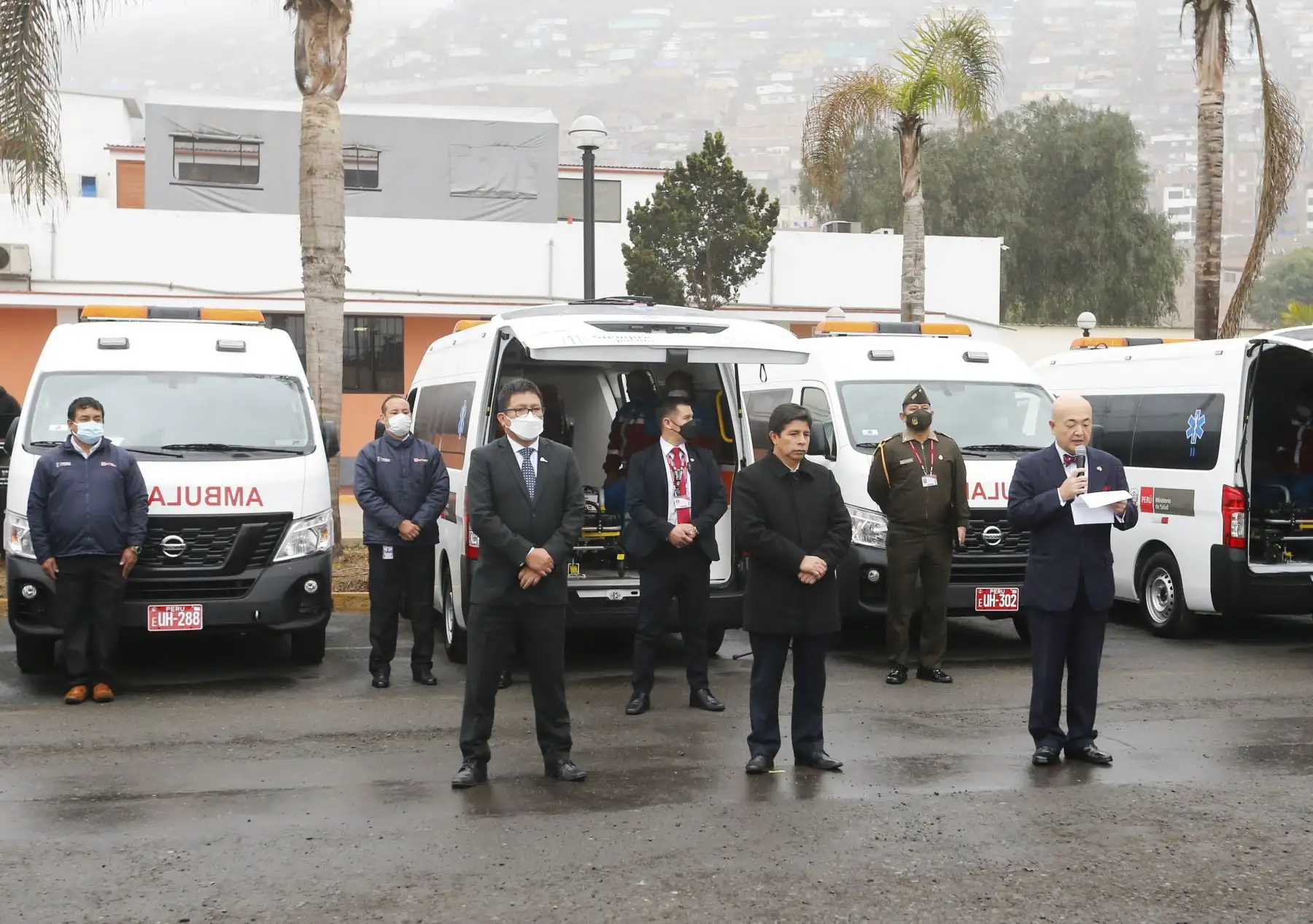 El presidente de la República, Pedro Castillo Terrones, junto al ministro de Salud, Jorge López Peña, lideró la ceremonia de entrega de 18 ambulancias donadas por Japón a las Direcciones de Redes Integradas de Salud (DIRIS) de Lima Metropolitana y al Sistema de Atención Móvil de Urgencia (SAMU). 
Foto: ANDINA/Presidencia Perú