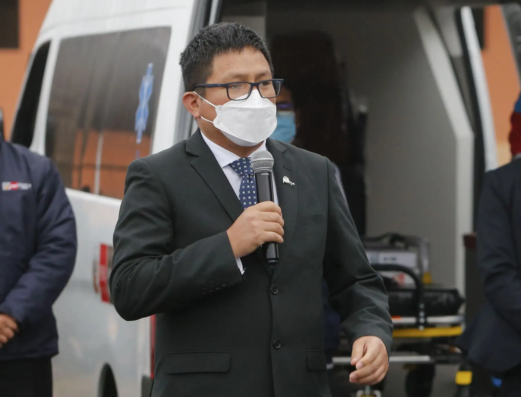 El presidente de la República, Pedro Castillo Terrones, junto al ministro de Salud, Jorge López Peña, lideró la ceremonia de entrega de 18 ambulancias donadas por Japón a las Direcciones de Redes Integradas de Salud (DIRIS) de Lima Metropolitana y al Sistema de Atención Móvil de Urgencia (SAMU). 
Foto: ANDINA/Presidencia Perú