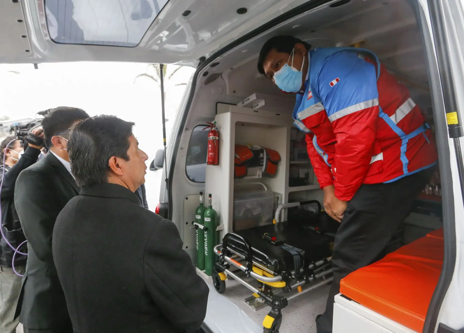 El presidente de la República, Pedro Castillo Terrones, junto al ministro de Salud, Jorge López Peña, lideró la ceremonia de entrega de 18 ambulancias donadas por Japón a las Direcciones de Redes Integradas de Salud (DIRIS) de Lima Metropolitana y al Sistema de Atención Móvil de Urgencia (SAMU). 
Foto: ANDINA/Presidencia Perú