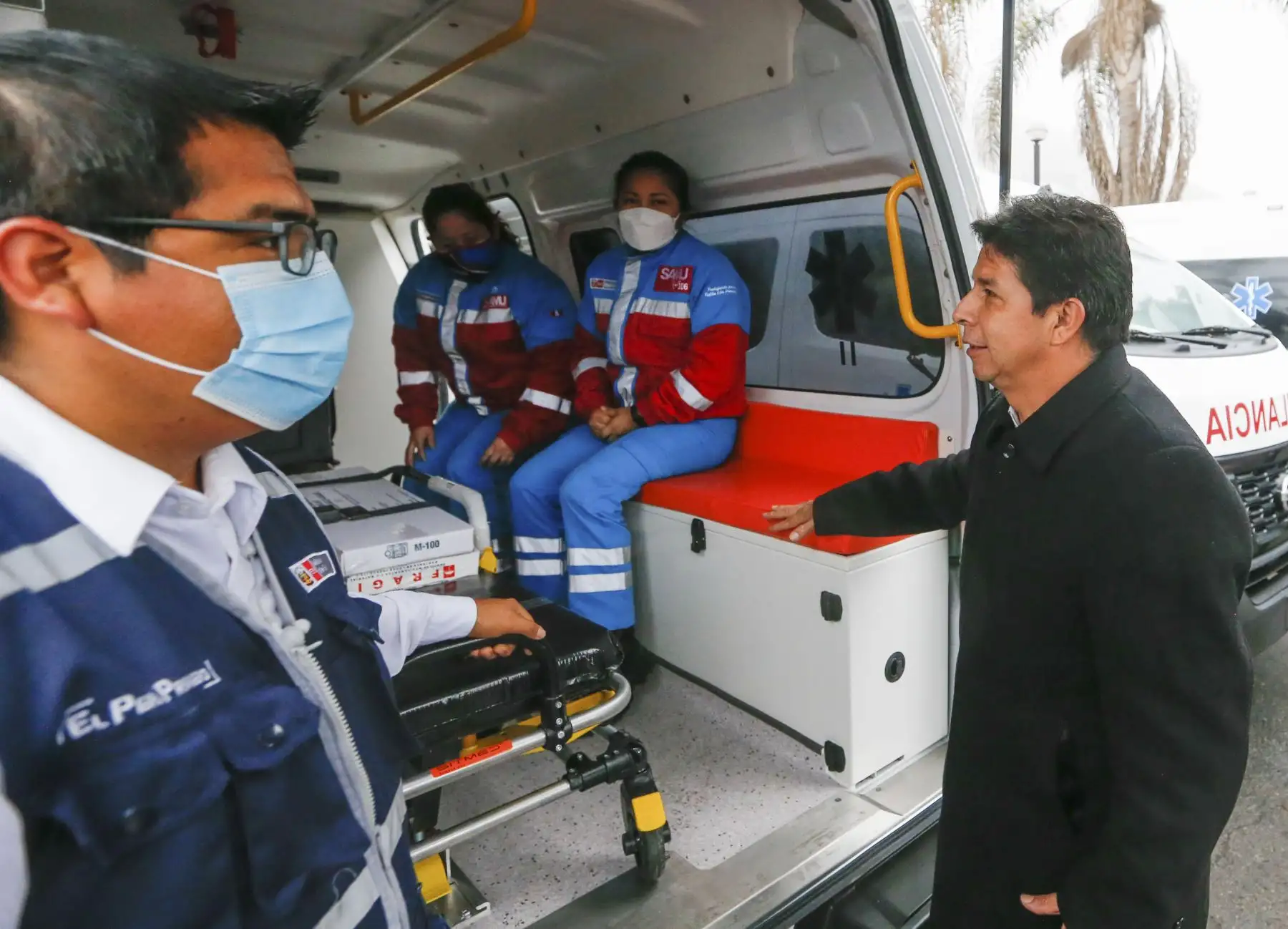 El presidente de la República, Pedro Castillo Terrones, junto al ministro de Salud, Jorge López Peña, lideró la ceremonia de entrega de 18 ambulancias donadas por Japón a las Direcciones de Redes Integradas de Salud (DIRIS) de Lima Metropolitana y al Sistema de Atención Móvil de Urgencia (SAMU). 
Foto: ANDINA/Presidencia Perú