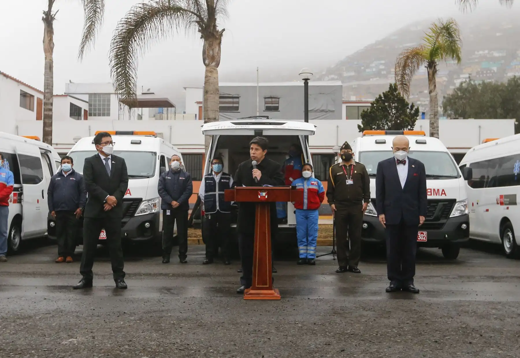 El presidente de la República, Pedro Castillo Terrones, junto al ministro de Salud, Jorge López Peña, lideró la ceremonia de entrega de 18 ambulancias donadas por Japón a las Direcciones de Redes Integradas de Salud (DIRIS) de Lima Metropolitana y al Sistema de Atención Móvil de Urgencia (SAMU). 
Foto: ANDINA/Presidencia Perú