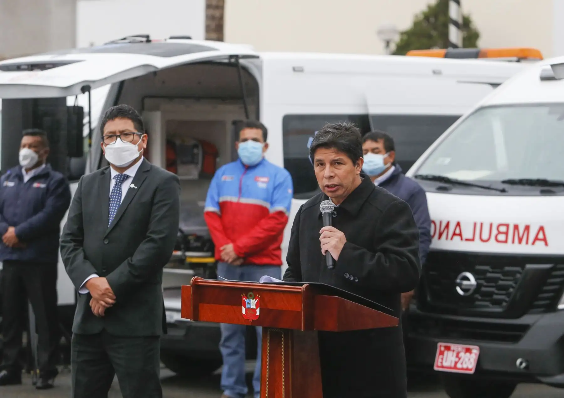El presidente de la República, Pedro Castillo Terrones, junto al ministro de Salud, Jorge López Peña, lideró la ceremonia de entrega de 18 ambulancias donadas por Japón a las Direcciones de Redes Integradas de Salud (DIRIS) de Lima Metropolitana y al Sistema de Atención Móvil de Urgencia (SAMU). 
Foto: ANDINA/Presidencia Perú