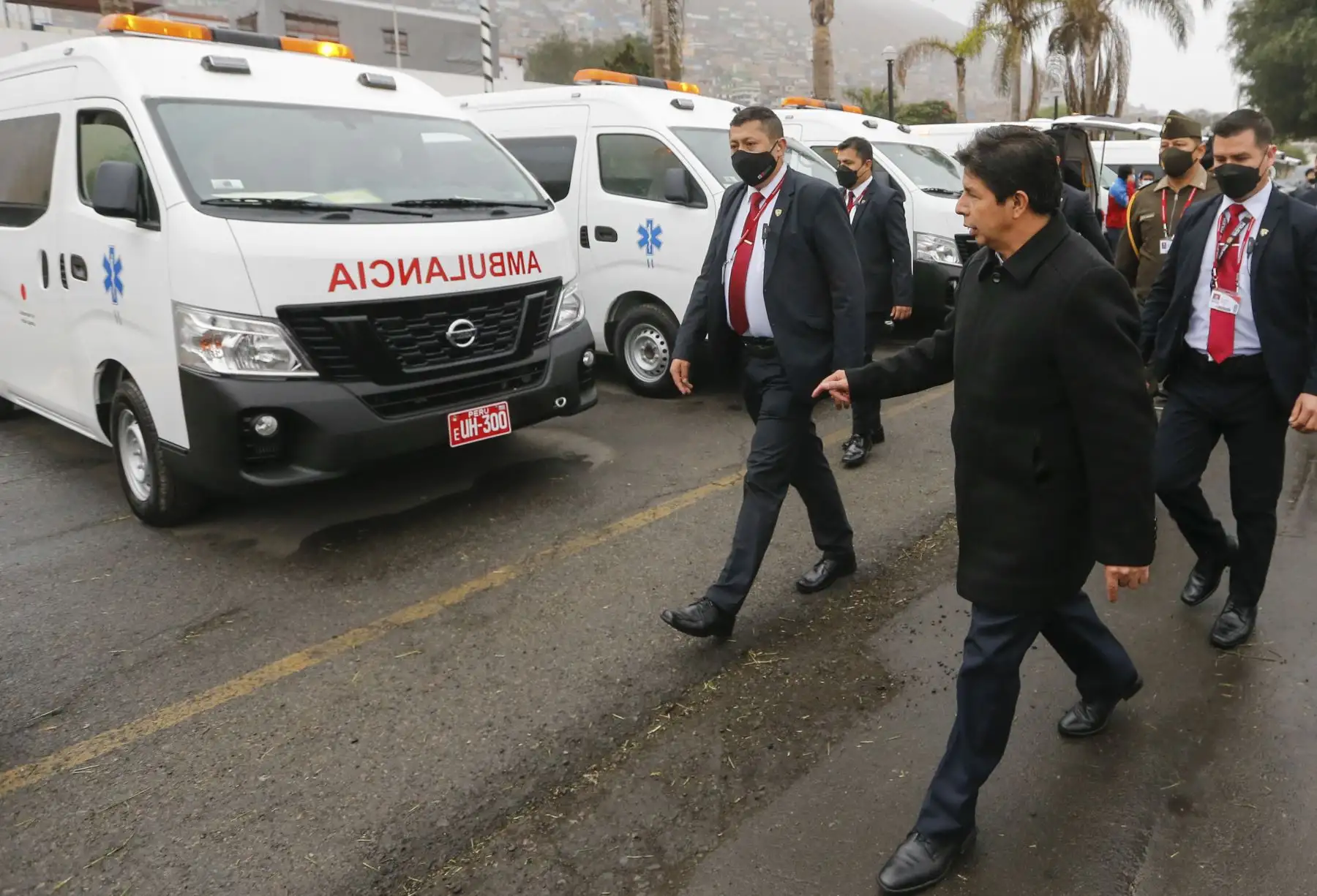 El presidente de la República, Pedro Castillo Terrones, junto al ministro de Salud, Jorge López Peña, lideró la ceremonia de entrega de 18 ambulancias donadas por Japón a las Direcciones de Redes Integradas de Salud (DIRIS) de Lima Metropolitana y al Sistema de Atención Móvil de Urgencia (SAMU). 
Foto: ANDINA/Presidencia Perú