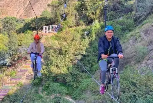 el distrito de San Mateo de Otao, convertido en un destino ideal para disfrutar en familia dado que ofrece no solo hermosos paisajes y cataratas, sino que ha incorporado atractivos para el turismo de aventura como el puente y la bicicleta extremos, donde es posible realizar un recorrido a más de 80 metros de altura con todas las medidas de seguridad.INTERNET/Medios