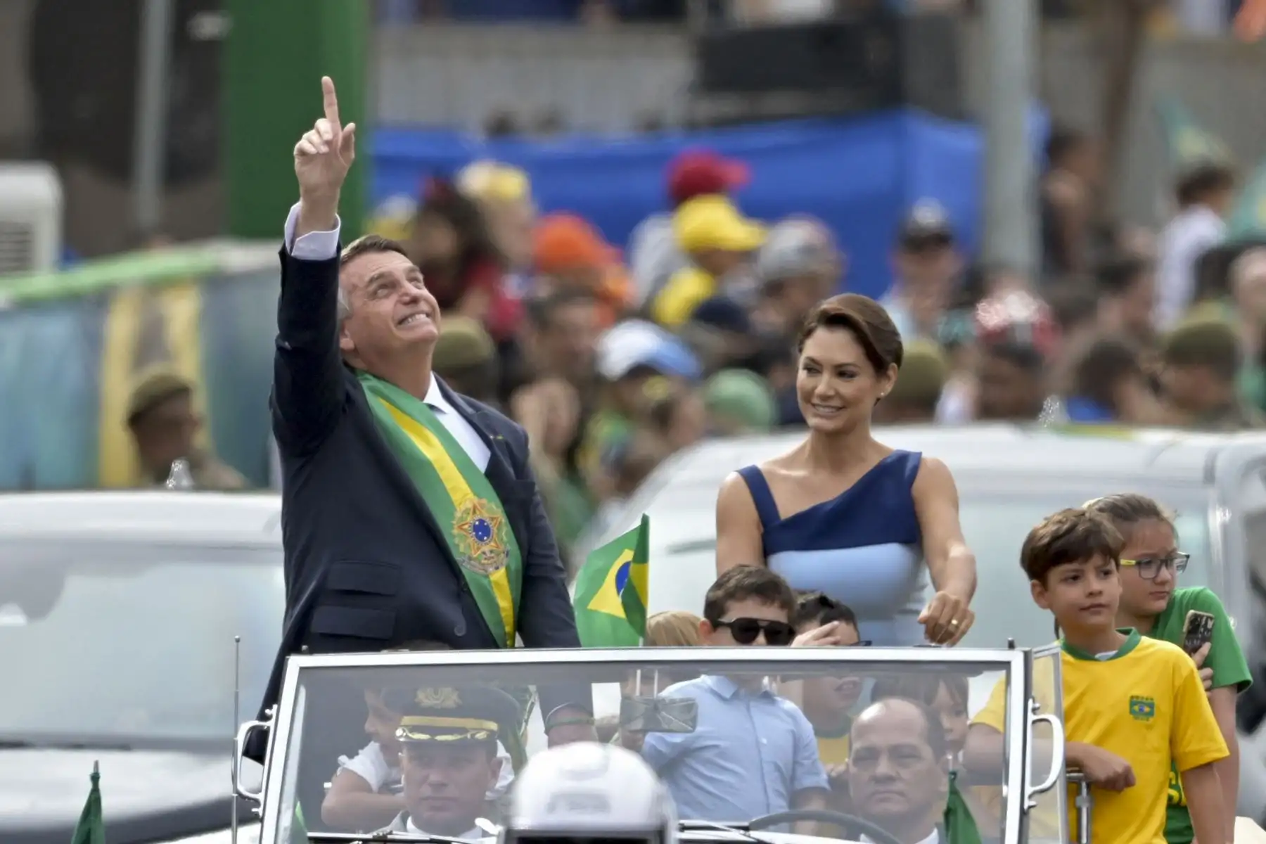 El presidente brasileño, Jair Bolsonaro, junto a la primera dama, Michelle Bolsonaro, saluda a sus simpatizantes durante un desfile militar para conmemorar el 200 aniversario de la independencia de Brasil en Brasilia, el 7 de septiembre de 2022.
Foto: AFP