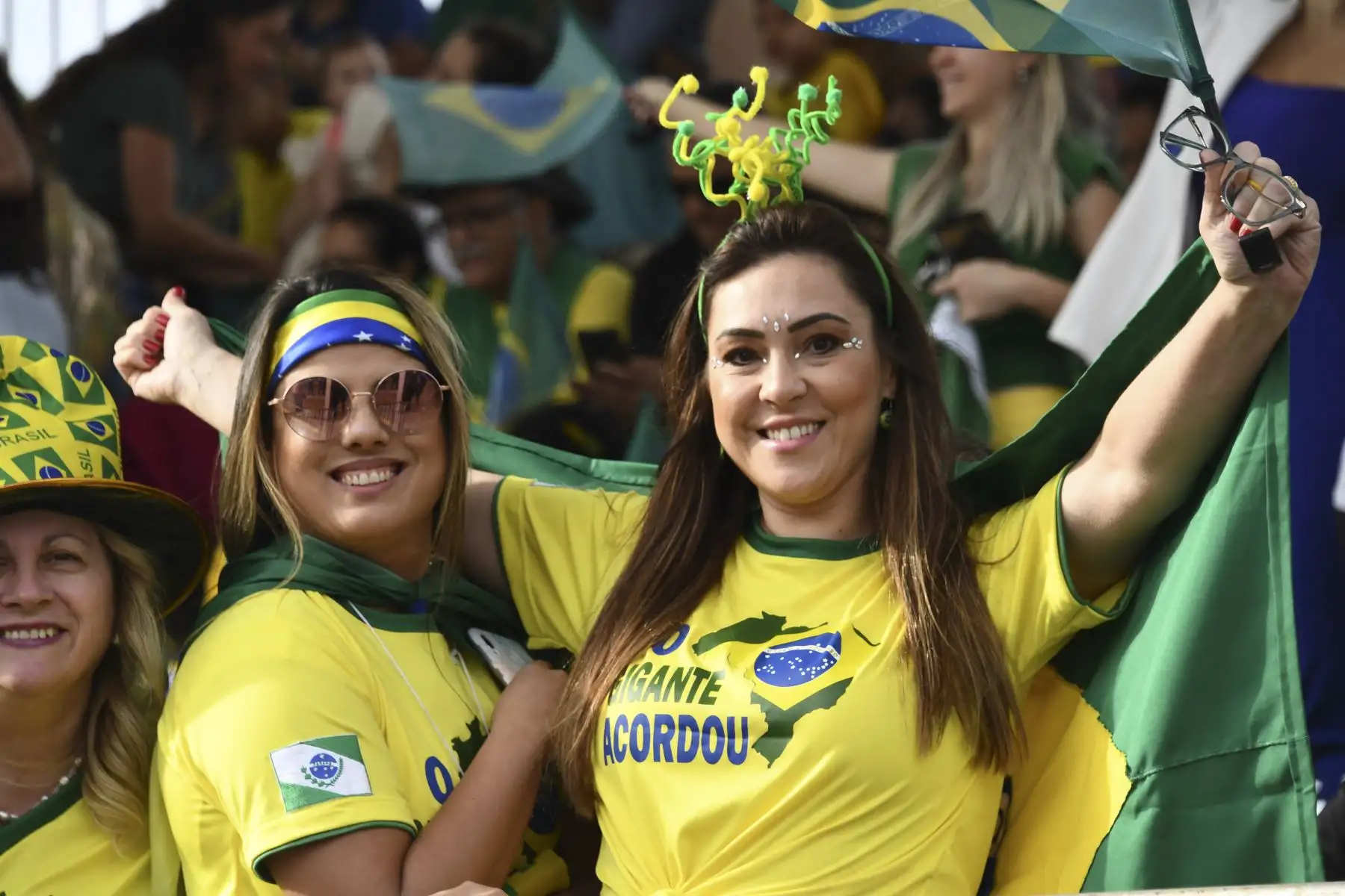 Los partidarios del presidente brasileño Jair Bolsonaro esperan su llegada para un desfile militar con motivo del 200 aniversario de la independencia de Brasil en Brasilia, el 7 de septiembre de 2022.
Foto: AFP