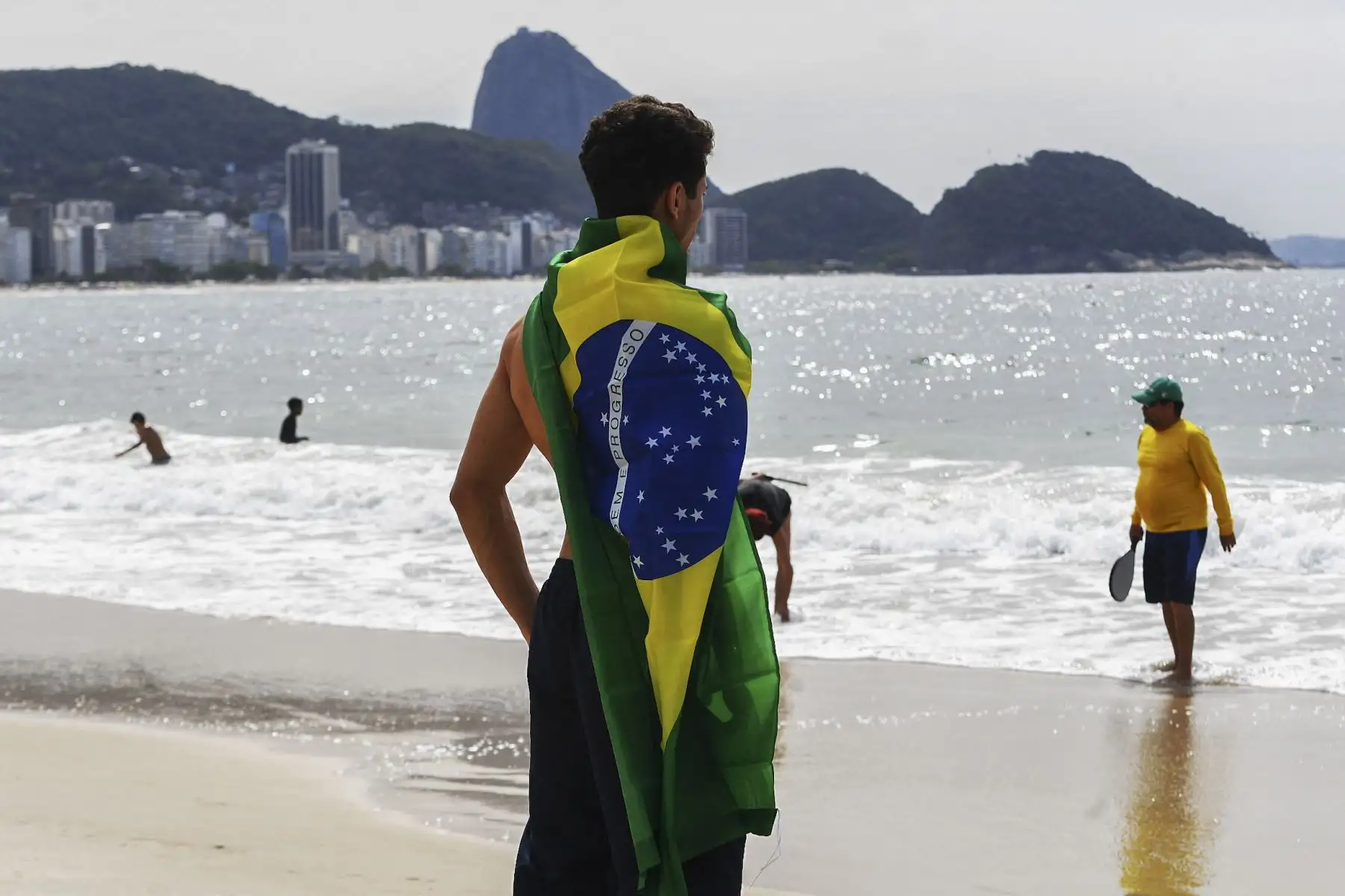 Un partidario del presidente brasileño Jair Bolsonaro se encuentra en la playa antes de un desfile militar y un mitin de caravanas para conmemorar el 200 aniversario de la independencia de Brasil, en la playa de Copacabana en Río de Janeiro, el 7 de septiembre de 2022.
Foto: AFP