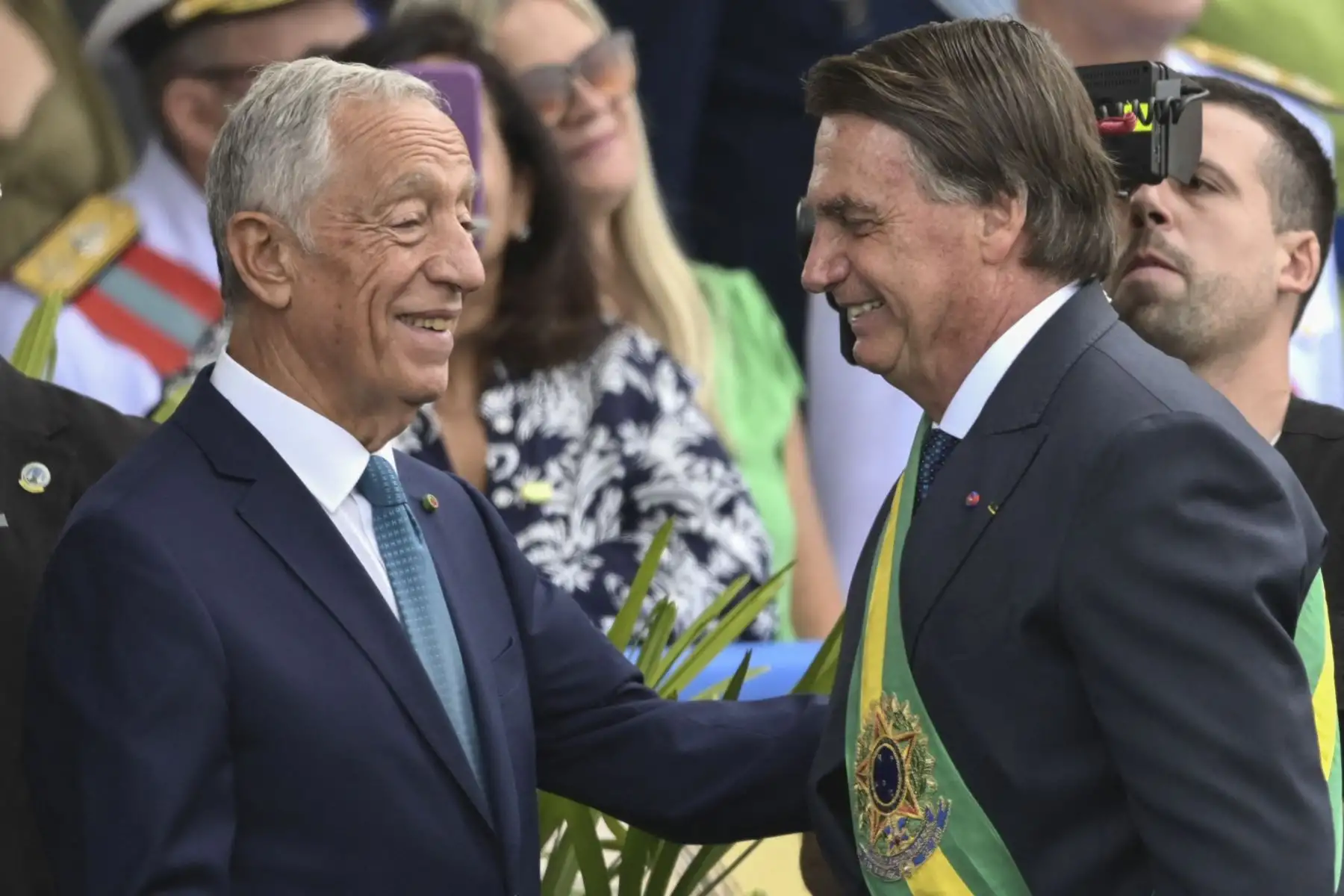 El presidente de Brasil, Jair Bolsonaro, y el presidente de Portugal, Marcelo de Souza, hablan durante el desfile militar para conmemorar el 200 aniversario de la independencia de Brasil en Brasilia, el 7 de septiembre de 2022.
Foto: AFP