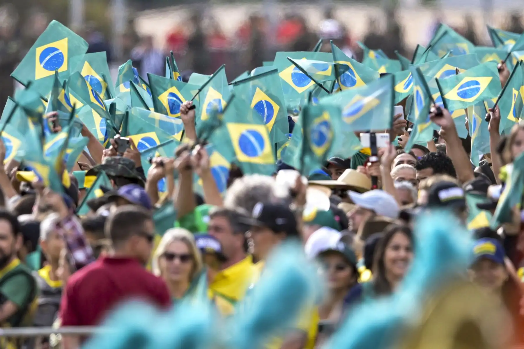 Los partidarios del presidente brasileño Jair Bolsonaro ondean banderas nacionales durante un desfile militar para conmemorar el 200 aniversario de la independencia de Brasil en Brasilia, el 7 de septiembre de 2022.
Foto: AFP
