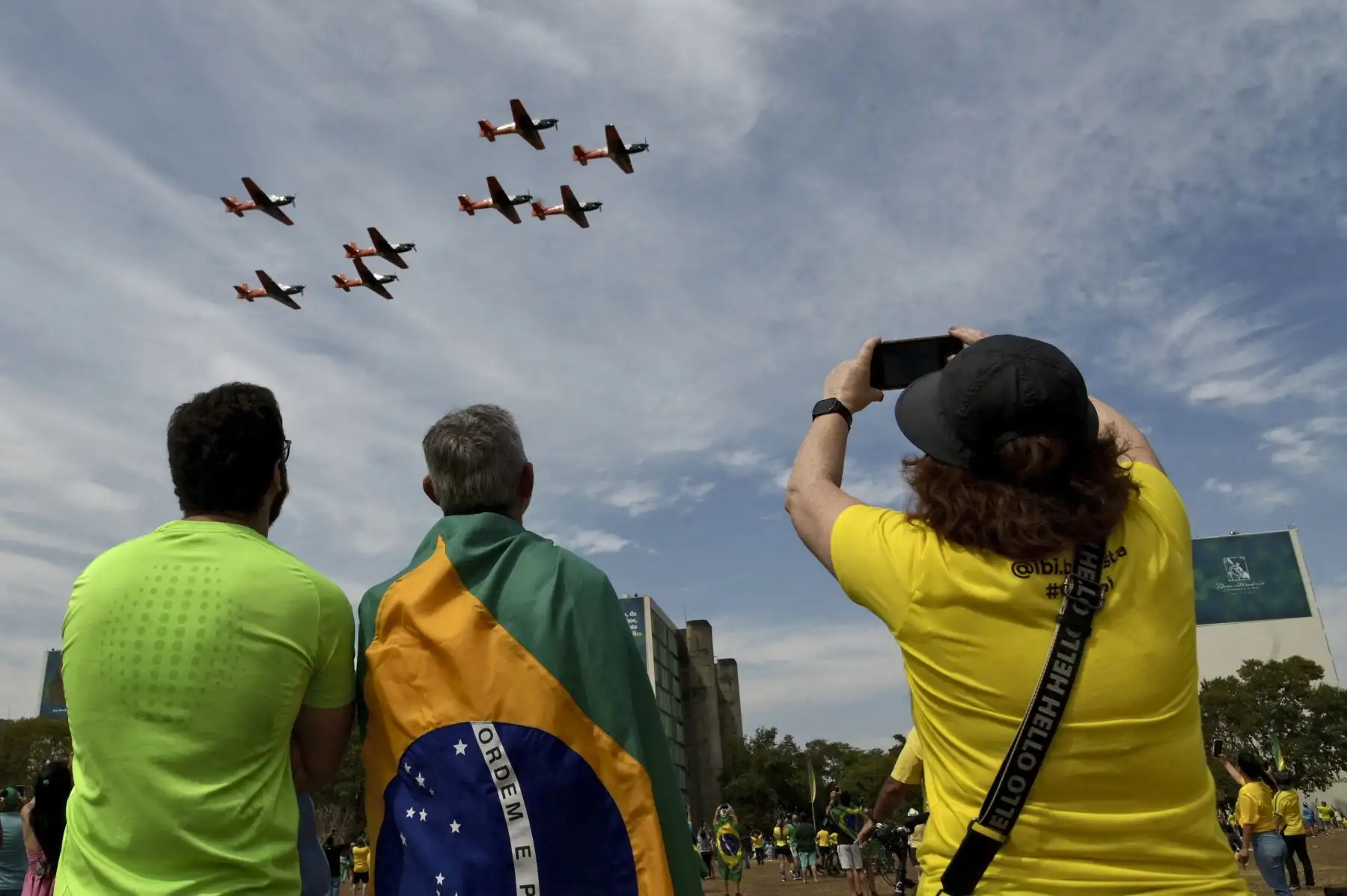 Partidarios del presidente brasileño Jair Bolsonaro observan aviones que sobrevuelan la explanada del Ministerio en Brasilia durante las celebraciones por los 200 años de la independencia de Brasil, el 7 de septiembre de 2022.
Foto: AFP