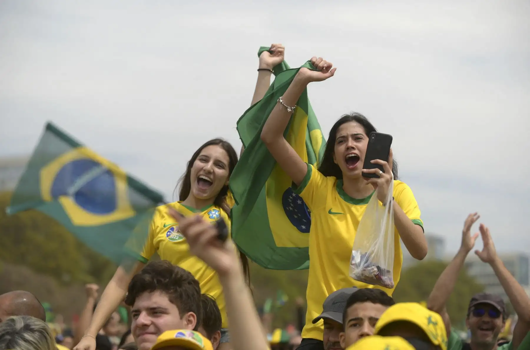 Los partidarios del presidente brasileño Jair Bolsonaro aplauden mientras pronuncia un discurso en la Explanada del Ministerio en Brasilia durante las celebraciones por los 200 años de la independencia de Brasil, el 7 de septiembre de 2022.
Foto: AFP