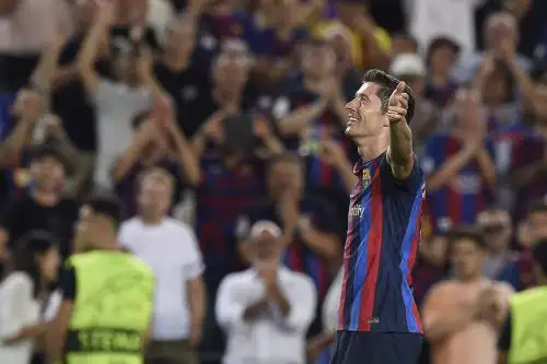 Un recital del polaco en la Liga de campeones con un triplete que ensancha su presente azulgrana. Foto: AFP