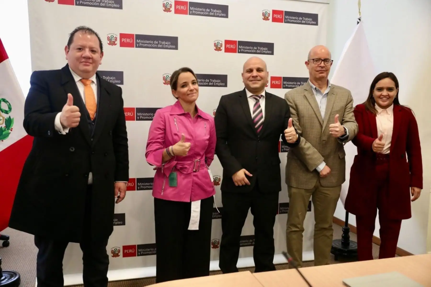 Ministro de Trabajo y Promoción del Empleo, Alejandro Salas y ejecutivos de Microsoft. Foto: Cortesía.