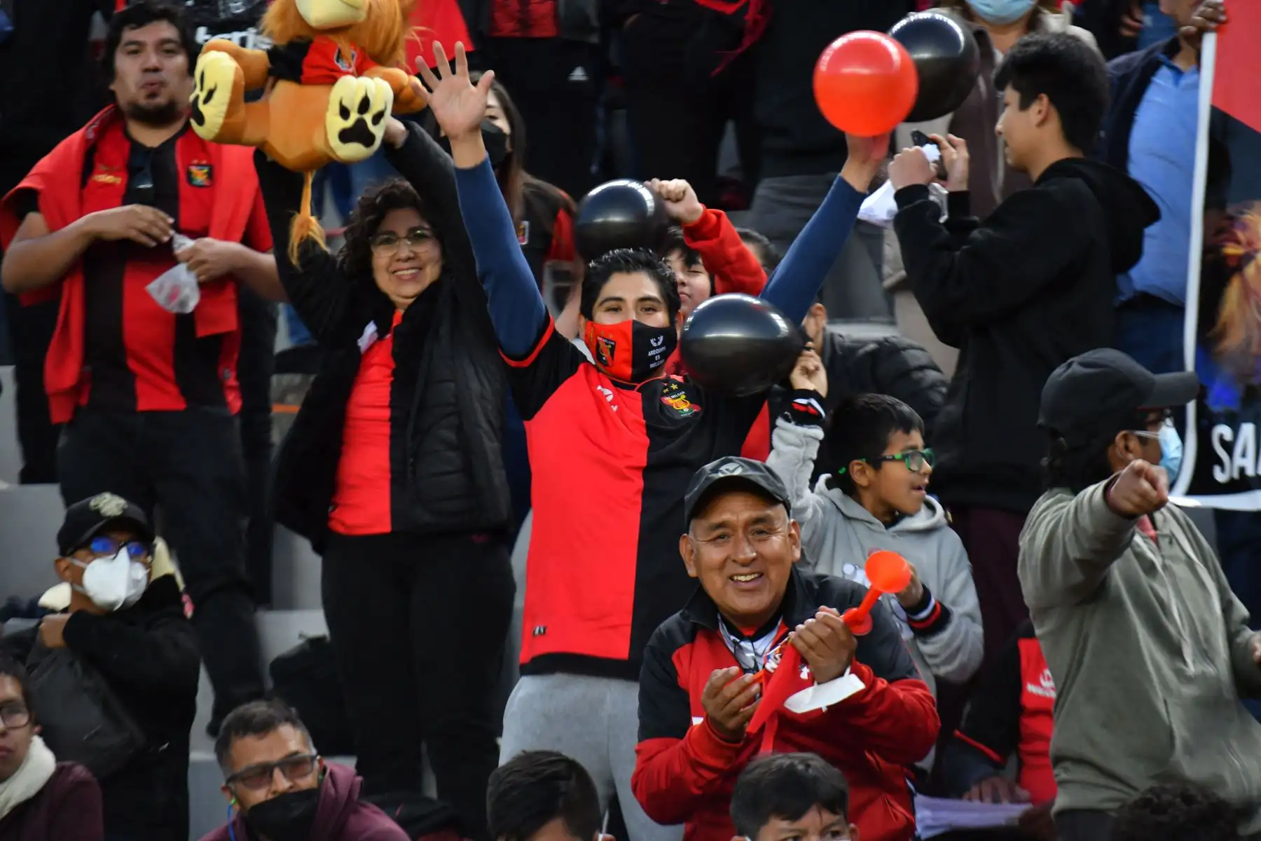 Los hinchas de Melgar animan a su equipo antes del partido de vuelta de la semifinal del torneo de fútbol de la Copa Sudamericana entre Melgar e Independiente del Valle, en el estadio Monumental de la UNSA en Arequipa.
Foto: AFP