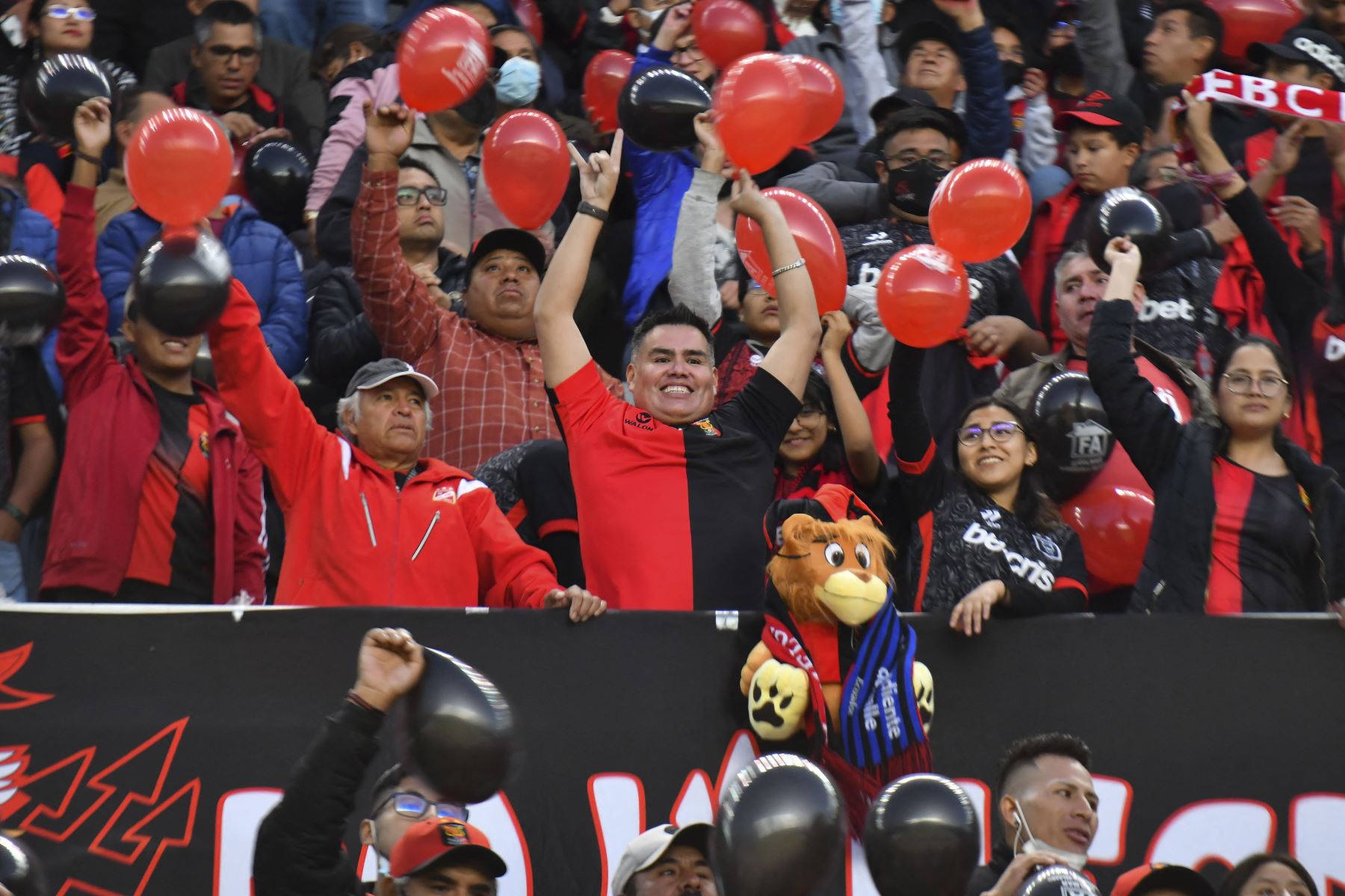 Los hinchas de Melgar animan a su equipo antes del partido de vuelta de la semifinal del torneo de fútbol de la Copa Sudamericana entre Melgar e Independiente del Valle, en el estadio Monumental de la UNSA en Arequipa.
Foto: AFP