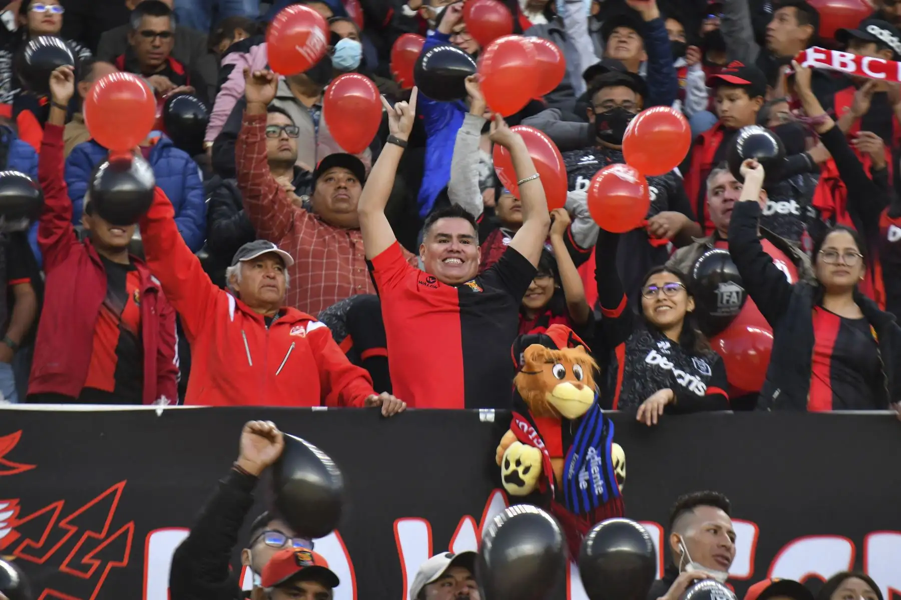 Los hinchas de Melgar animan a su equipo antes del partido de vuelta de la semifinal del torneo de fútbol de la Copa Sudamericana entre Melgar e Independiente del Valle, en el estadio Monumental de la UNSA en Arequipa.
Foto: AFP