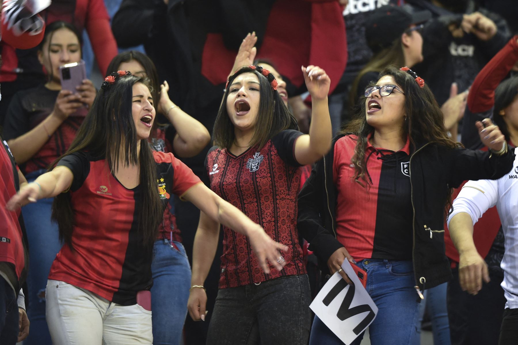 Los hinchas de Melgar animan a su equipo antes del partido de vuelta de la semifinal del torneo de fútbol de la Copa Sudamericana entre Melgar e Independiente del Valle, en el estadio Monumental de la UNSA en Arequipa.
Foto: AFP