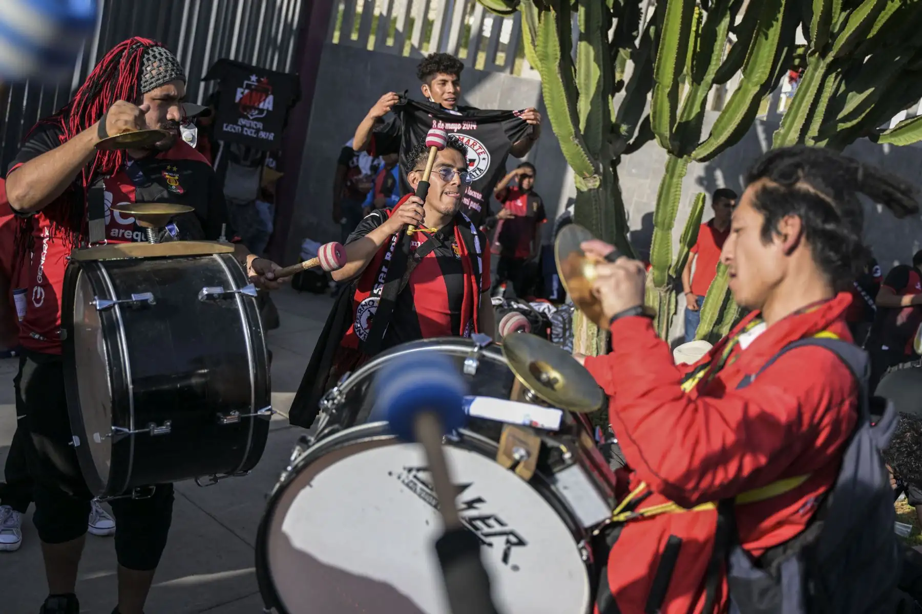 Los hinchas de Melgar llegan al estadio Monumental de la UNSA antes del partido de vuelta de la semifinal del torneo de fútbol de la Copa Sudamericana entre Melgar e Independiente del Valle en Arequipa.
Foto: AFP