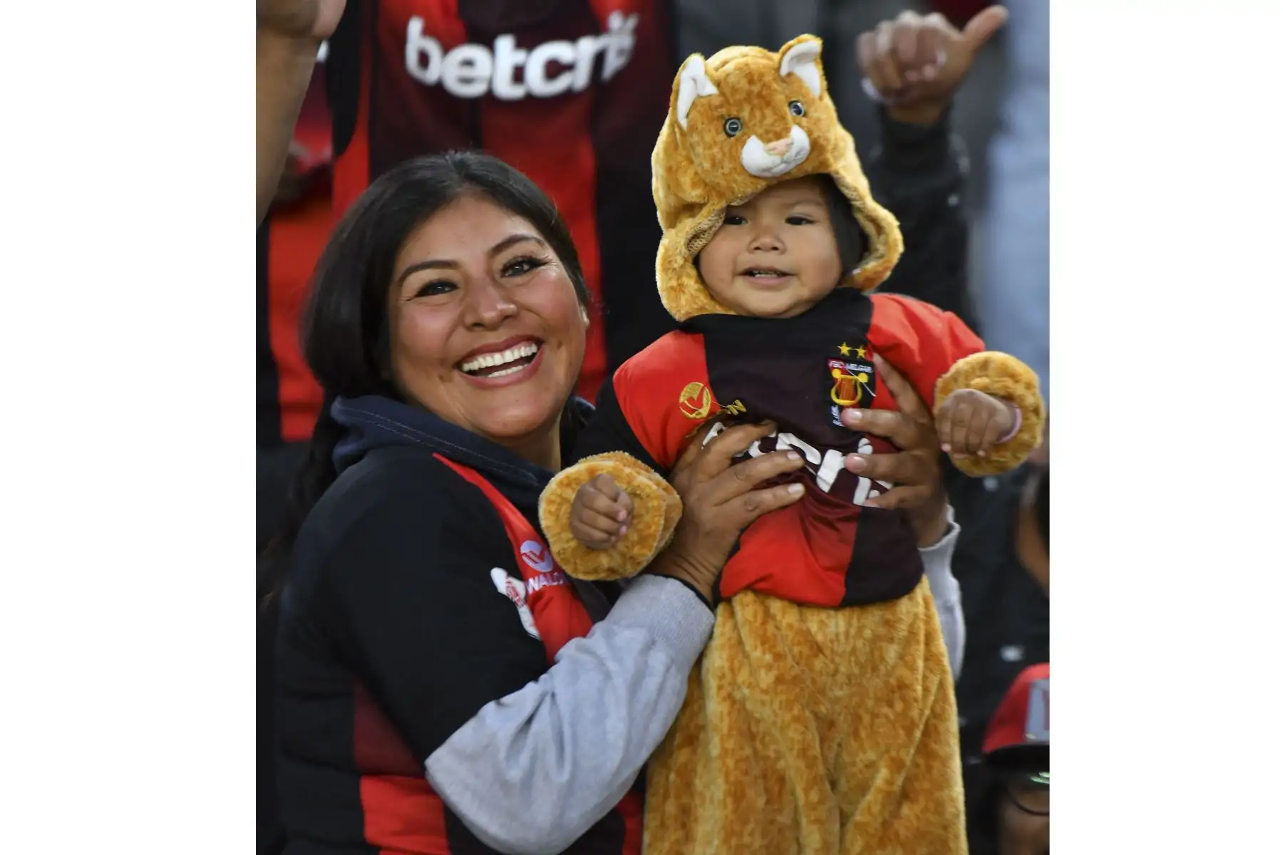 Los hinchas de Melgar llegan al estadio Monumental de la UNSA antes del partido de vuelta de la semifinal del torneo de fútbol de la Copa Sudamericana entre Melgar e Independiente del Valle en Arequipa.
Foto: AFP
