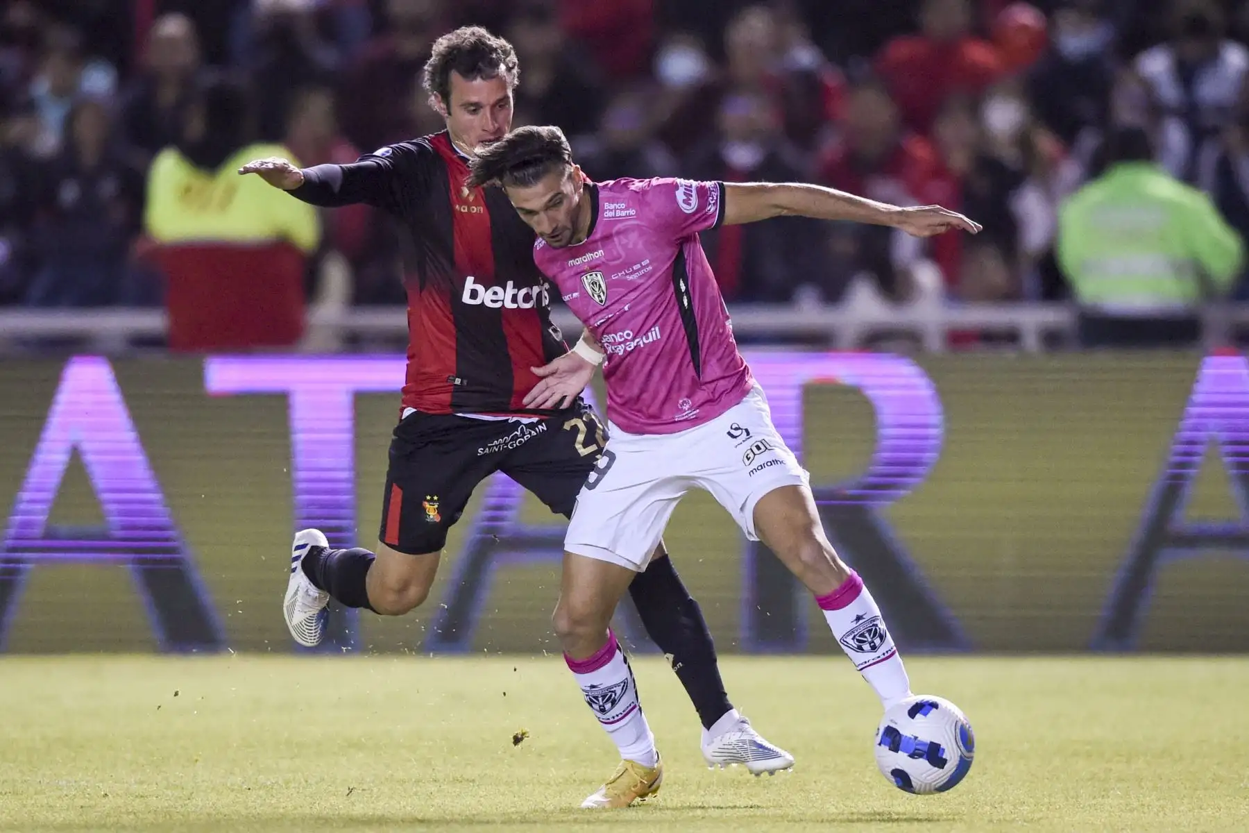 El mediocampista argentino de Melgar, Horacio Orzan  y el delantero argentino del Independiente del Valle, Lautaro Díaz , disputan el balón durante el partido de vuelta de la semifinal del torneo de fútbol de la Copa Sudamericana entre Melgar e Independiente del Valle, en el estadio Monumental de la UNSA en Arequipa.
Foto: AFP
