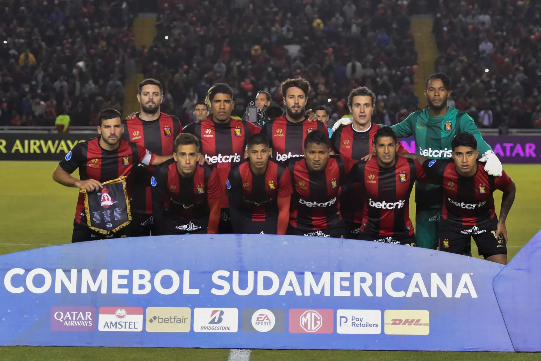 Jugadores de Melgar posan hoy, en un partido de las semifinales de la Copa Sudamericana entre Melgar e Independiente del Valle en el estadio Monumental de la UNSA en Arequipa (Perú). 
Foto: EFE