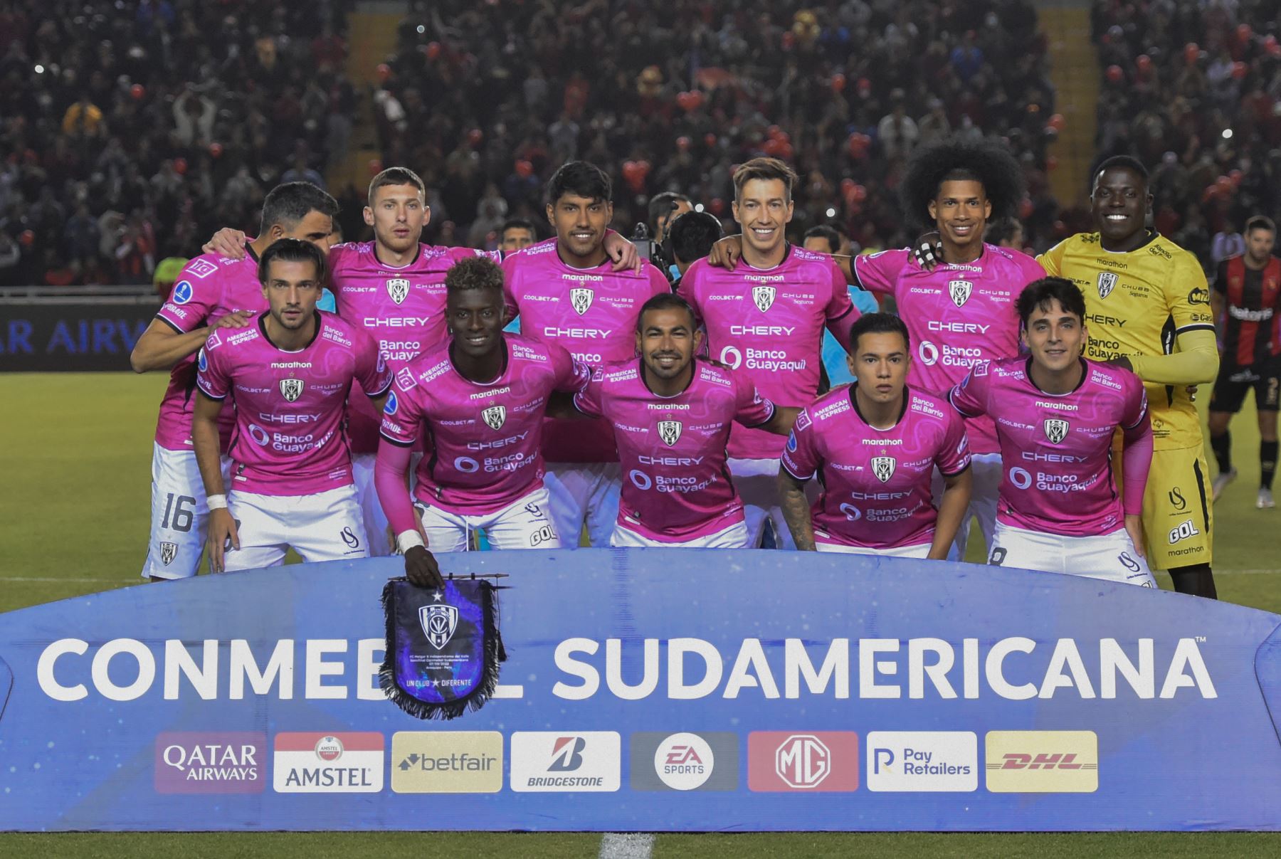 Jugadores de Independiente posan hoy, en un partido de las semifinales de la Copa Sudamericana entre Melgar e Independiente del Valle en el estadio Monumental de la UNSA en Arequipa (Perú). 
Foto: EFE