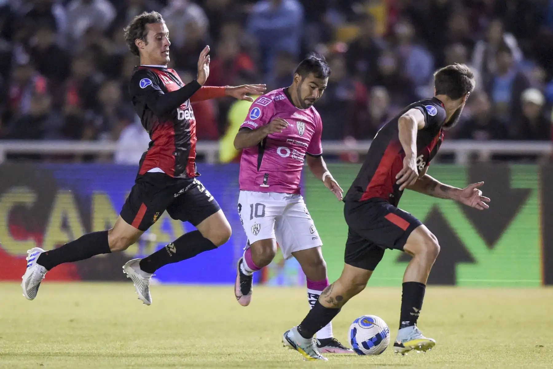 El mediocampista argentino de Melgar Horacio Orzan y el mediocampista ecuatoriano de Independiente del Valle Junior Sornoza disputan el balón durante el partido de vuelta de la semifinal del torneo de fútbol de la Copa Sudamericana entre Melgar e Independiente del Valle, en el estadio Monumental de la UNSA en Arequipa, Perú.
Foto: AFP