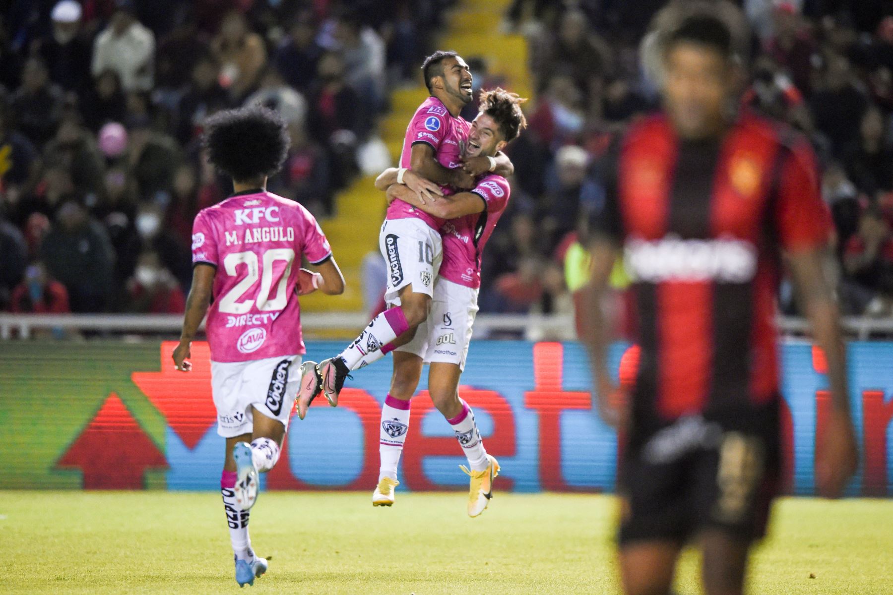 El delantero argentino de Independiente del Valle, Lautaro Díaz, celebra con el mediocampista ecuatoriano Junior Sornoza después de anotar contra Melgar durante el partido de vuelta de la semifinal del torneo de fútbol de la Copa Sudamericana entre Melgar e Independiente del Valle, en el estadio Monumental de la UNSA en Arequipa.
Foto: AFP