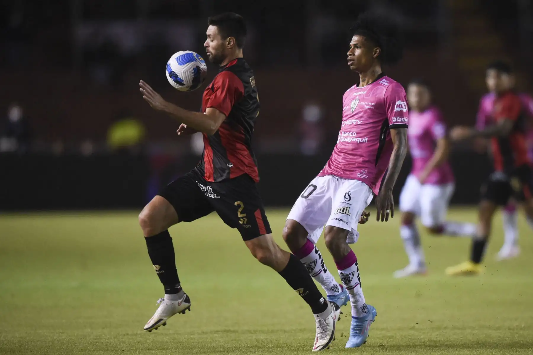 El defensor argentino de Melgar, Leonel Galeano, y el mediocampista ecuatoriano de Independiente del Valle, Marco Angulo , disputan el balón durante el partido de vuelta de la semifinal del torneo de fútbol de la Copa Sudamericana entre Melgar e Independiente del Valle, en el estadio Monumental de la UNSA en Arequipa, Perú.
Foto: AFP