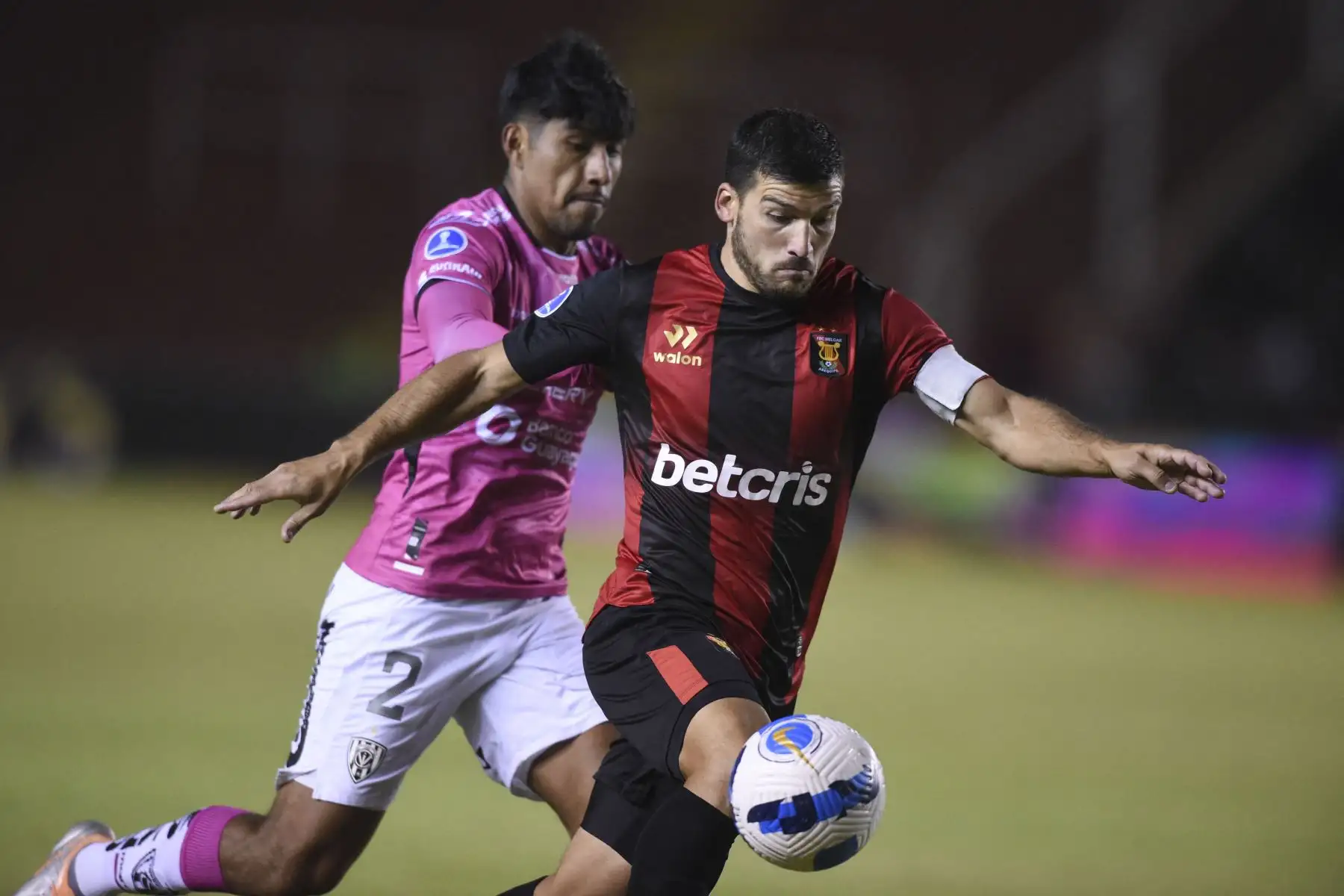 El defensor ecuatoriano de Independiente del Valle, Luis Segovia , y el delantero argentino de Melgar, Bernardo Cuesta , disputan el balón durante el partido de vuelta de la semifinal del torneo de fútbol de la Copa Sudamericana entre Melgar e Independiente del Valle, en el estadio Monumental de la UNSA en Arequipa, Perú.
Foto: AFP