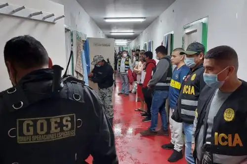 En el operativo participaron 35 efectivos del Grupo de Operaciones Especiales (Goes) y 59 de la División de Investigación de Secuestros y Extorsiones de la PNP intervinieron los pabellones 1 y 6 de ese recinto carcelario. Foto: ANDINA/Inpe