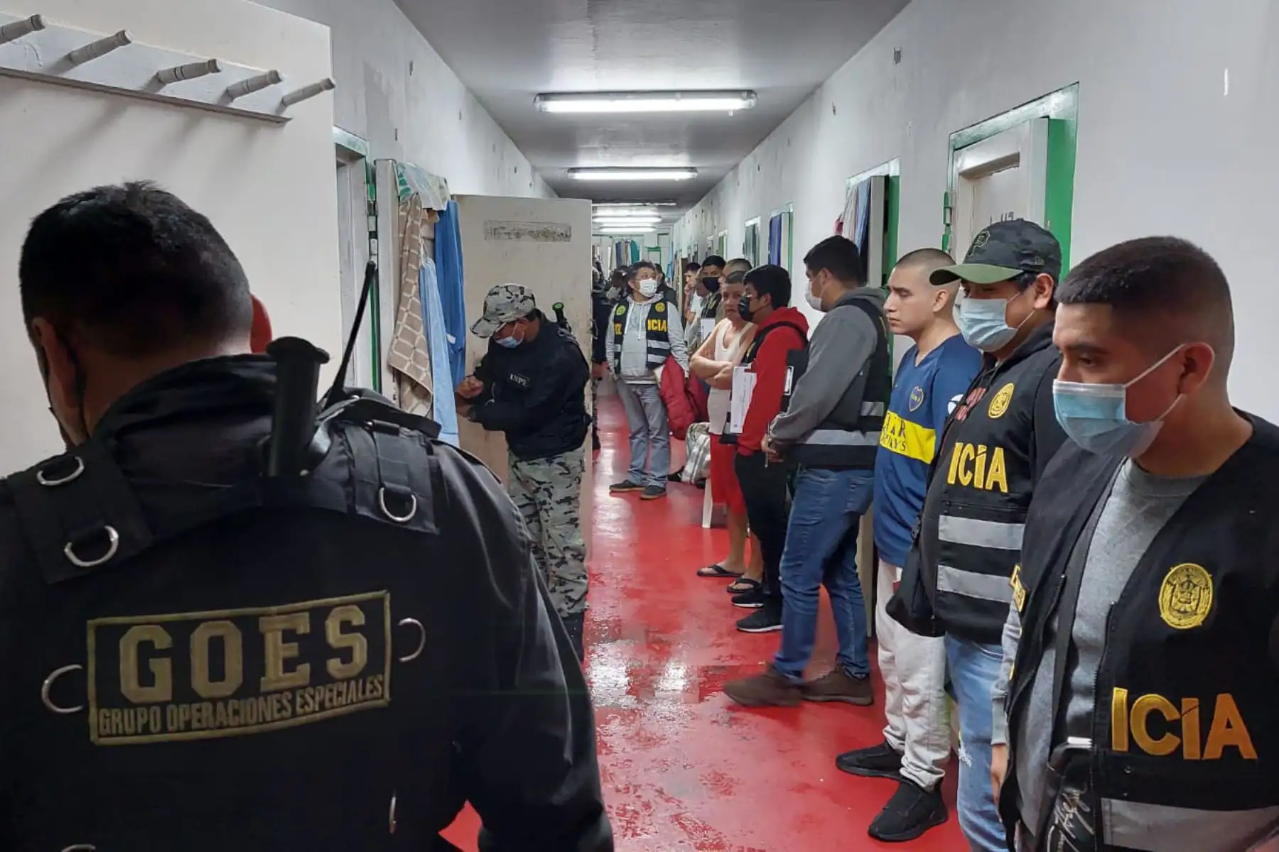 En el operativo participaron 35 efectivos del Grupo de Operaciones Especiales (Goes) y 59 de la División de Investigación de Secuestros y Extorsiones de la PNP intervinieron los pabellones 1 y 6 de ese recinto carcelario. Foto: ANDINA/Inpe
